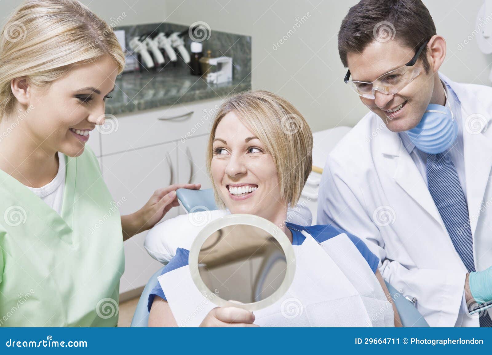 Espelho de And Patient Using do dentista