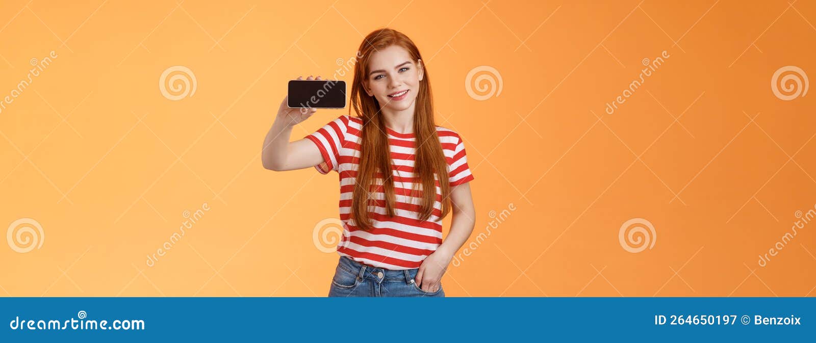 Esperta, Atraente, 20 Anos, a Garota Ginger Caucasiana Apresenta O