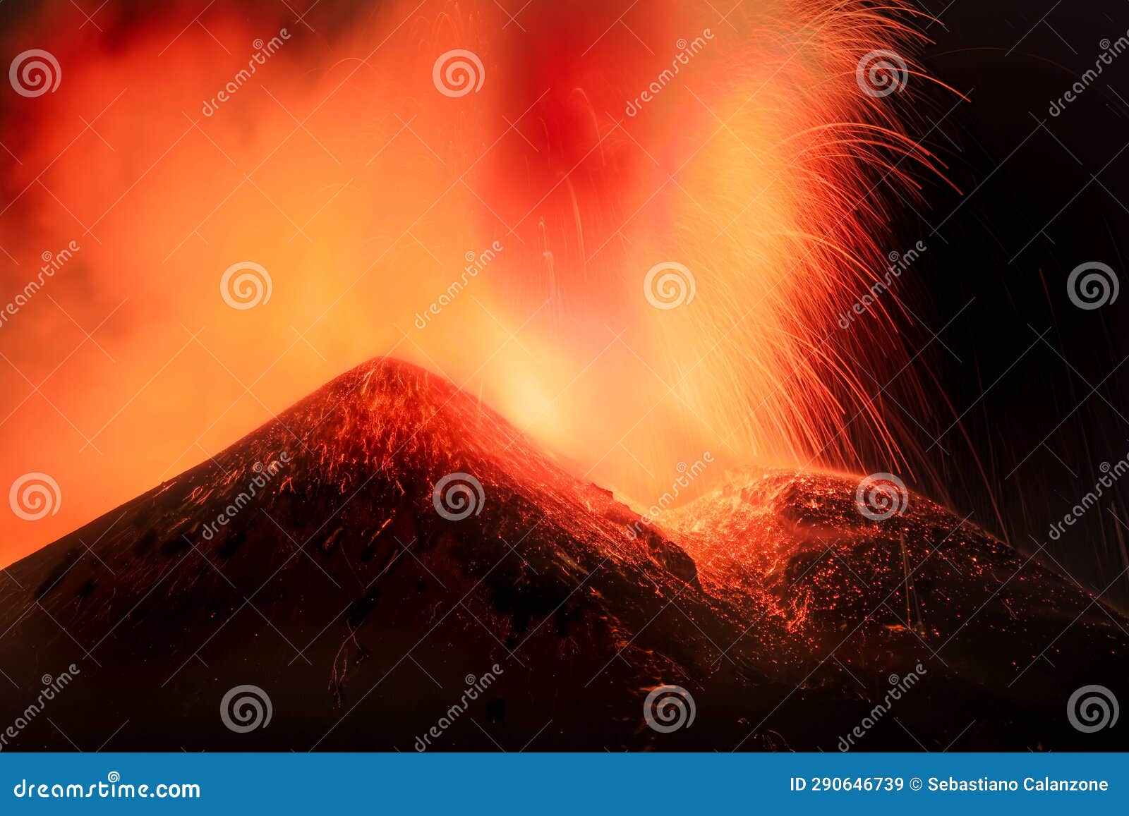 etna - enorme esplosione di magma e lava dal cratere del vulcano di sicilia vista di notte