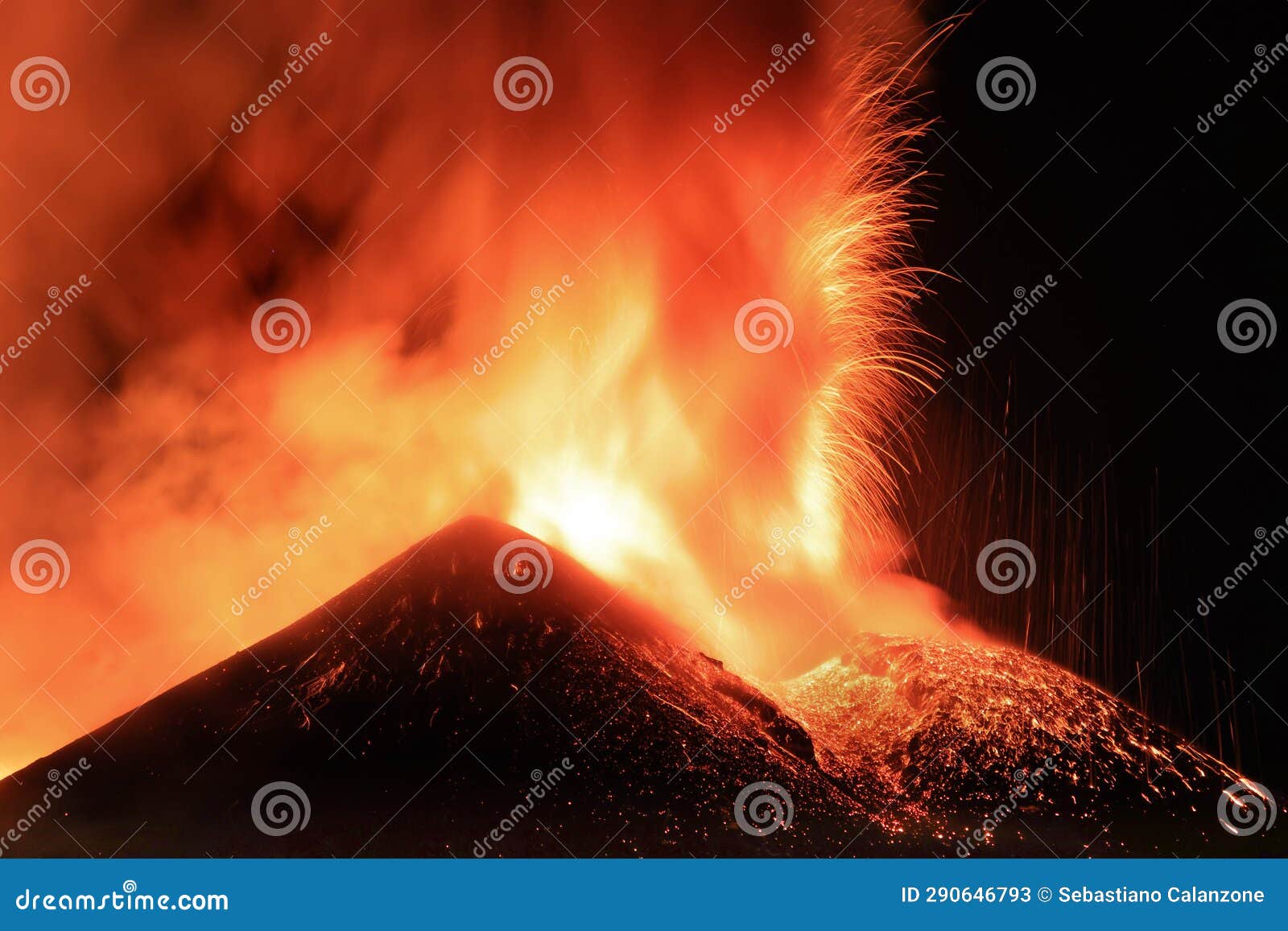 etna - enorme esplosione di magma e lava dal cratere del vulcano di sicilia vista di notte