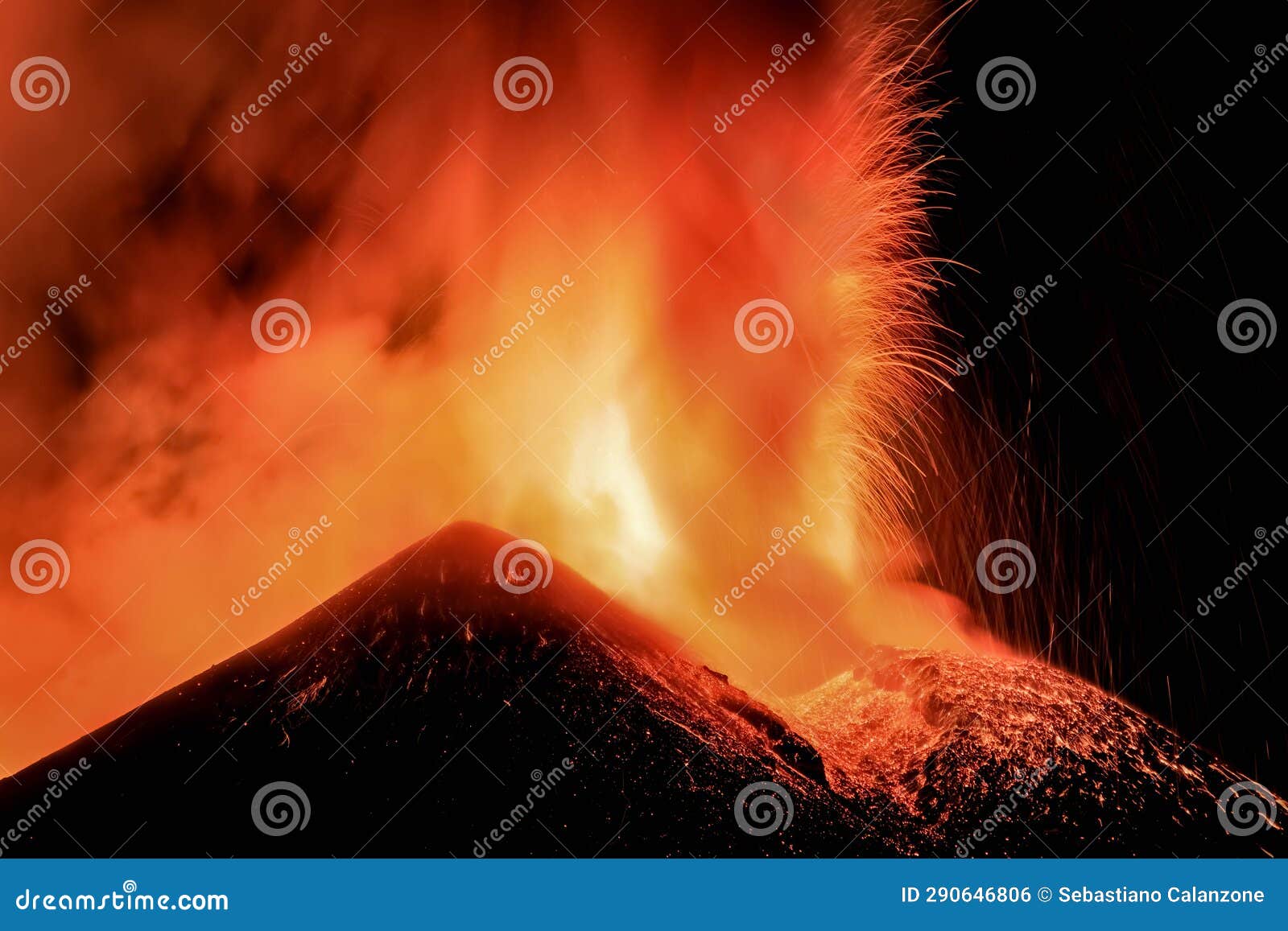 etna - enorme esplosione di magma e lava dal cratere del vulcano di sicilia vista di notte