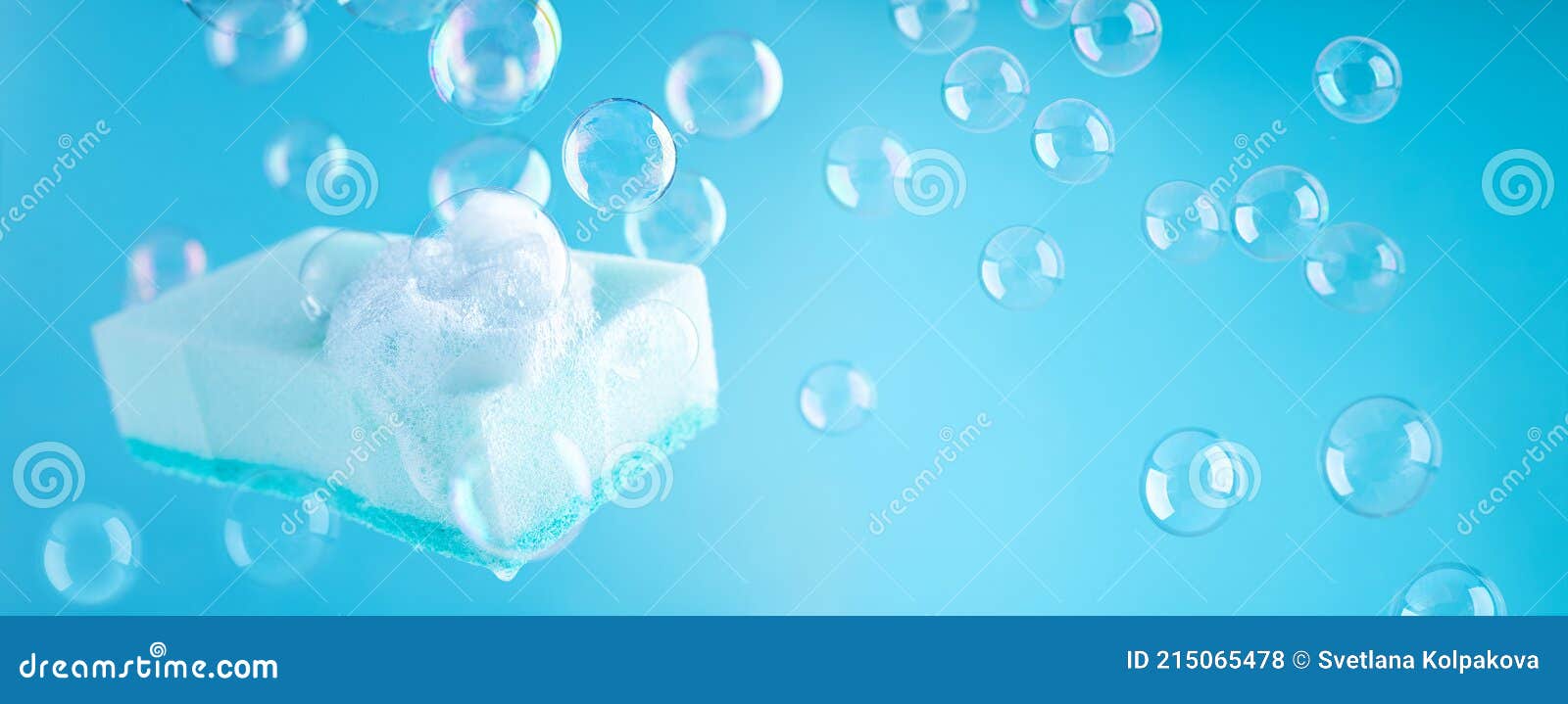 el fondo azul es una esponja para lavar platos. burbujas, bajo el agua.  esponja macro porosa Fotografía de stock - Alamy