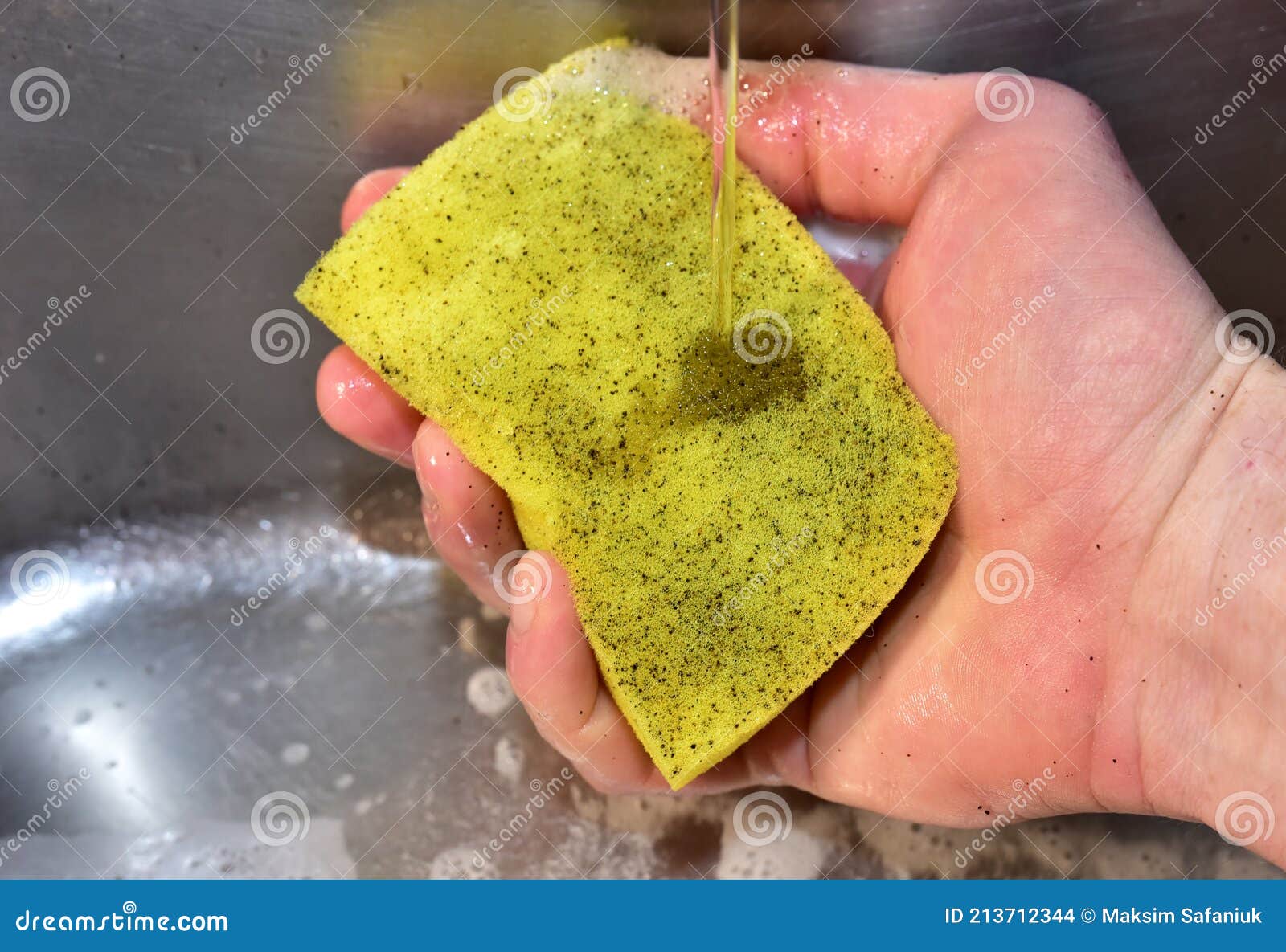 Esponja En Mano Con Detergente Y Espuma Mientras Lava El Fregadero En La  Cocina. Lavar Platos Y Fontanería. Esponjas Para Lavar Y Foto de archivo -  Imagen de estropajo, blanqueo: 213712344