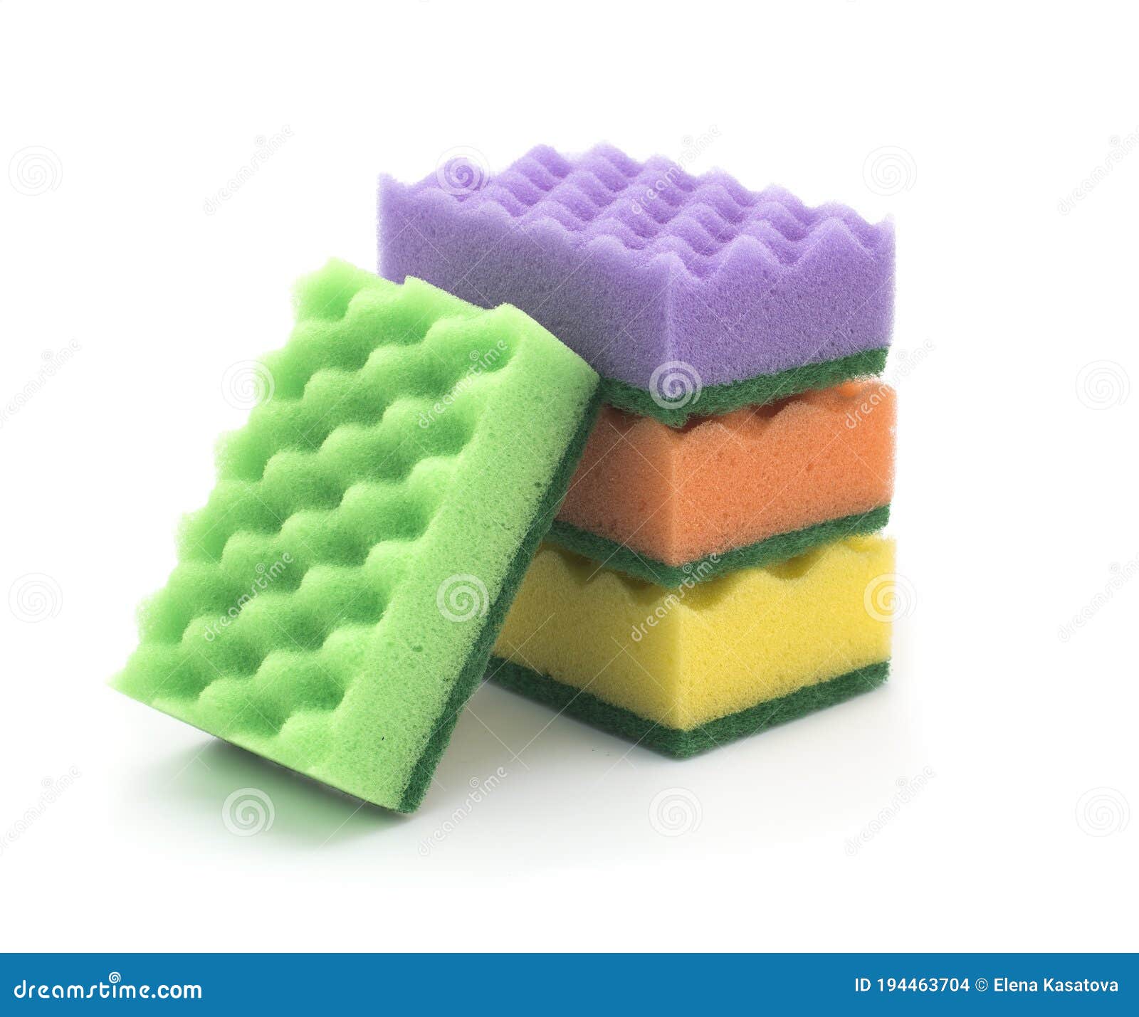 várias esponjas multicoloridas em um fundo branco. esponja para lavar  pratos. 16789174 Foto de stock no Vecteezy