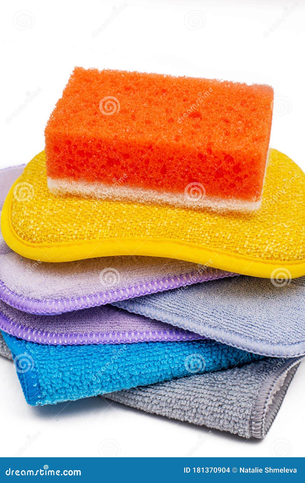 https://thumbs.dreamstime.com/z/esponja-para-lavar-platos-conjunto-de-pa%C3%B1os-y-esponjas-colores-la-limpieza-lavado-aislados-en-fondo-blanco-181370904.jpg