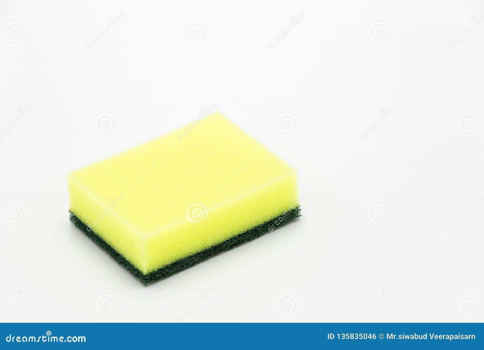 https://thumbs.dreamstime.com/z/esponja-que-se-lava-aislada-en-la-blanca-del-fondo-amarilla-y-verde-lavaplatos-el-blanco-135835046.jpg