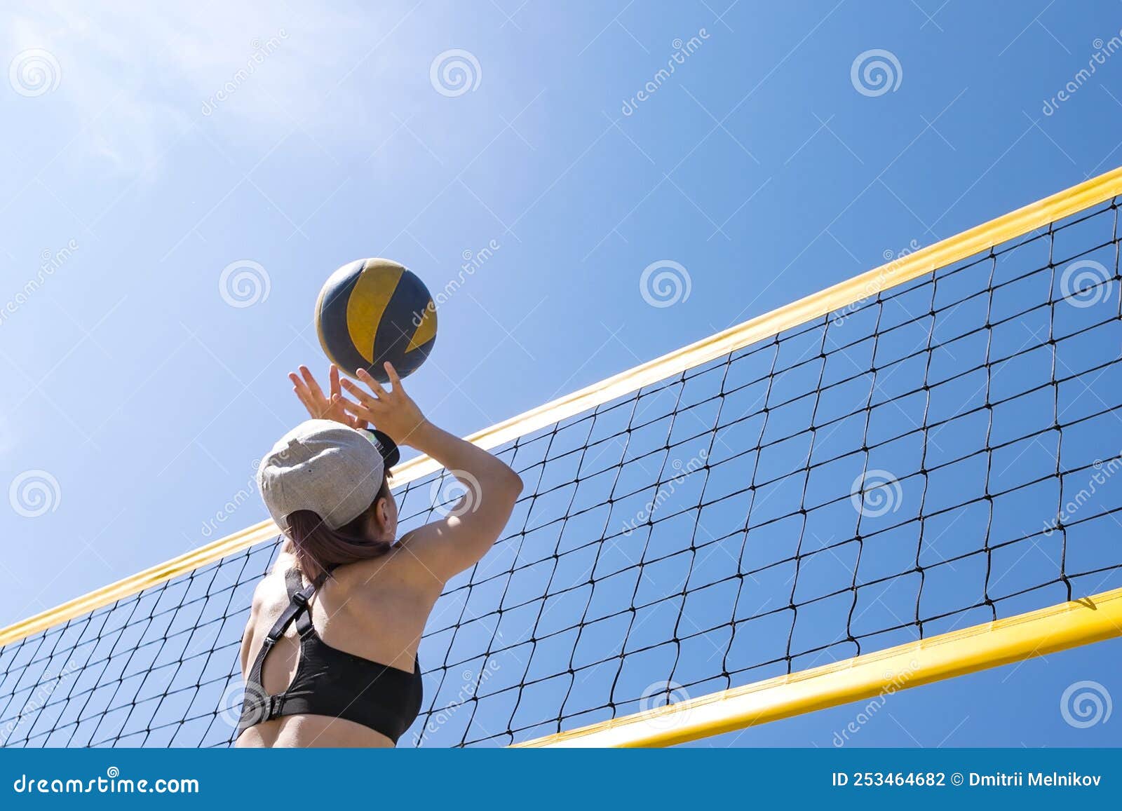 Esporte De Férias De Verão E Pessoas Conceituam Jovens Com Bola Jogando  Voleibol Na Praia. Jogue Bola Sobre Foto de Stock - Imagem de travar,  feriados: 253464682