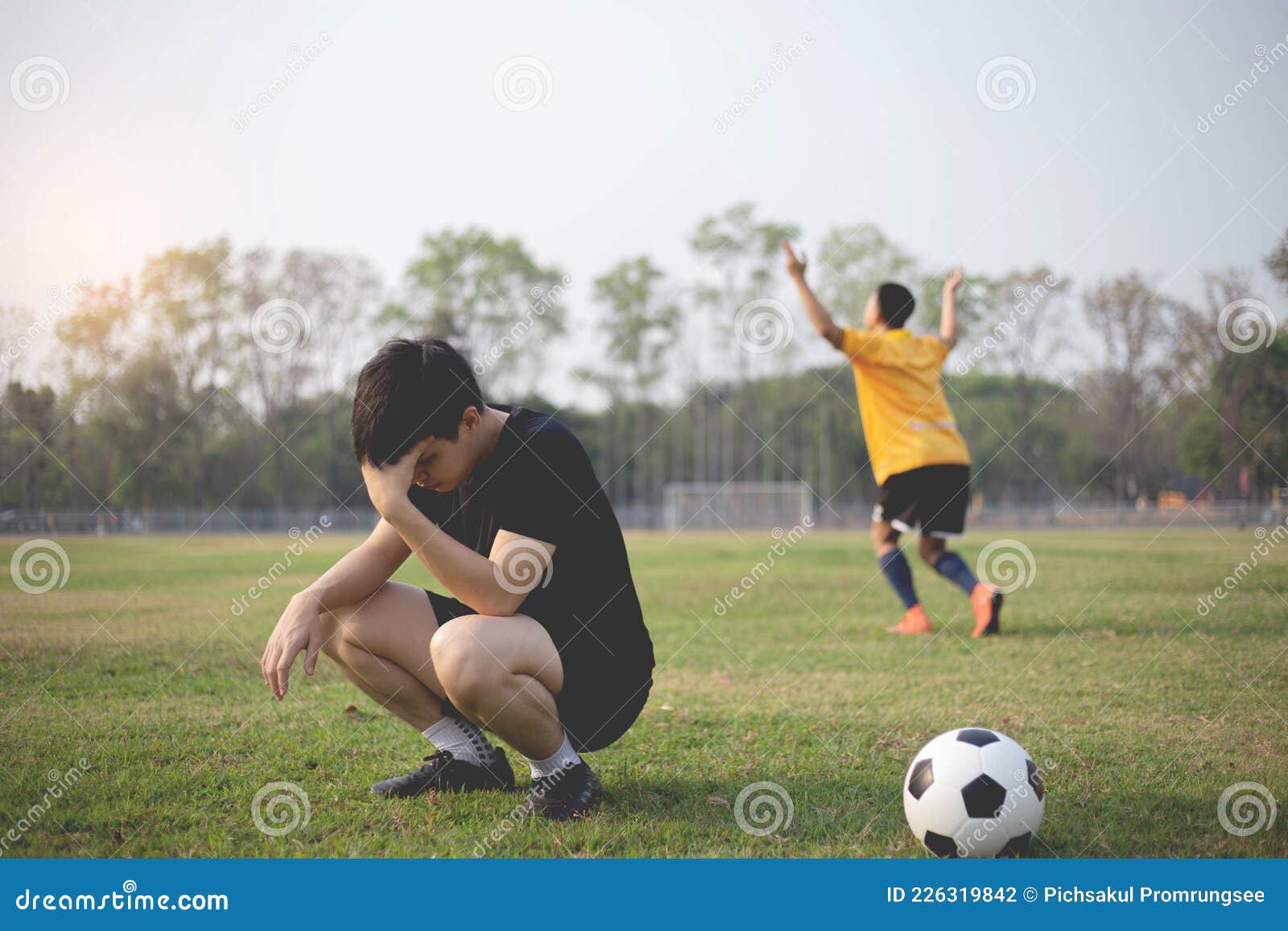 Esporte E Recreação Um Momento De Vitória E Derrota De Dois Jogadores Após  O Jogo De Futebol Foto de Stock - Imagem de ajuste, funcionar: 226319842