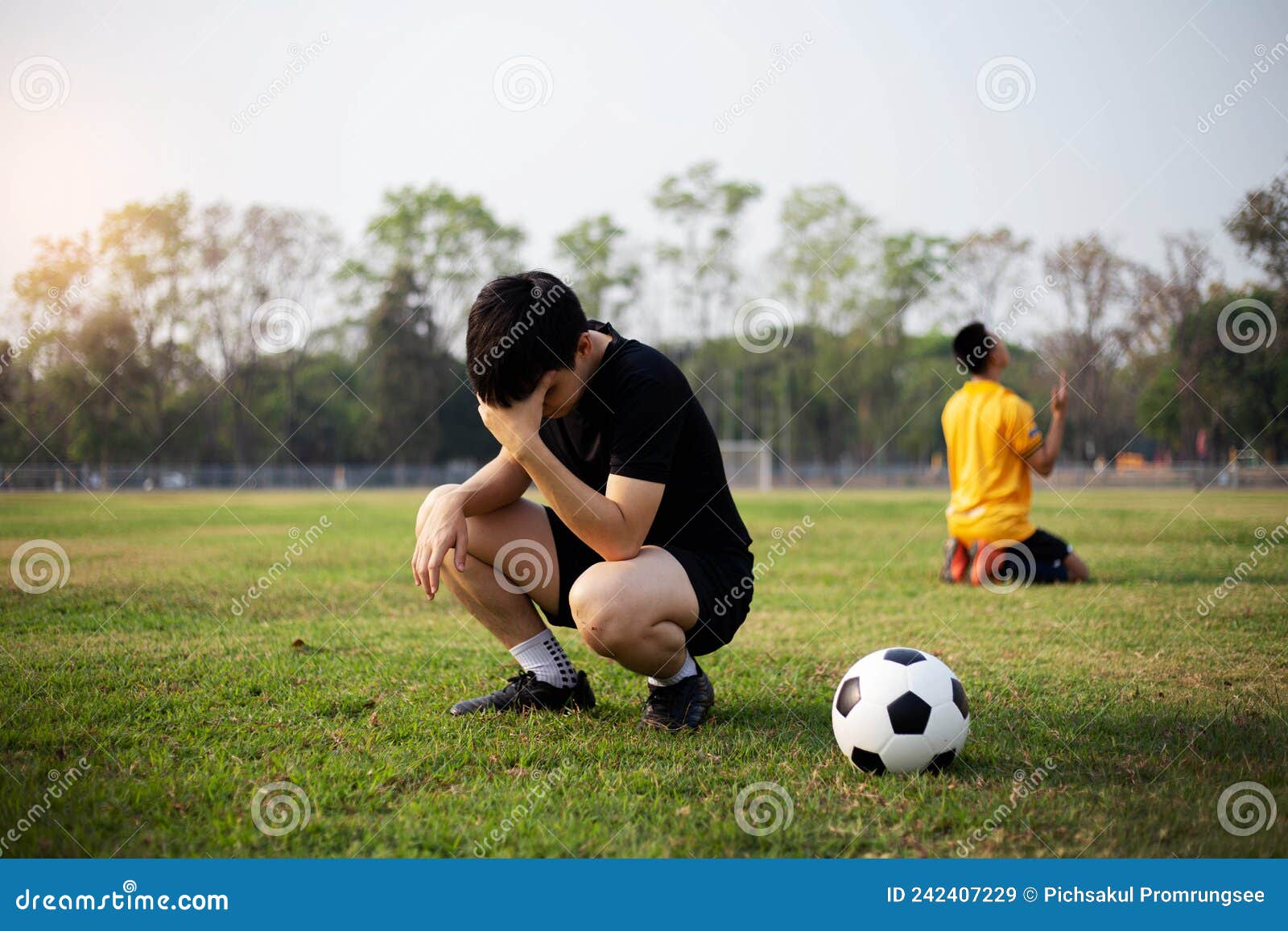 Esporte E Recreação Um Momento De Vitória E Derrota De Dois Jogadores Após  O Jogo De Futebol Imagem de Stock - Imagem de seguro, jogadores: 242407229