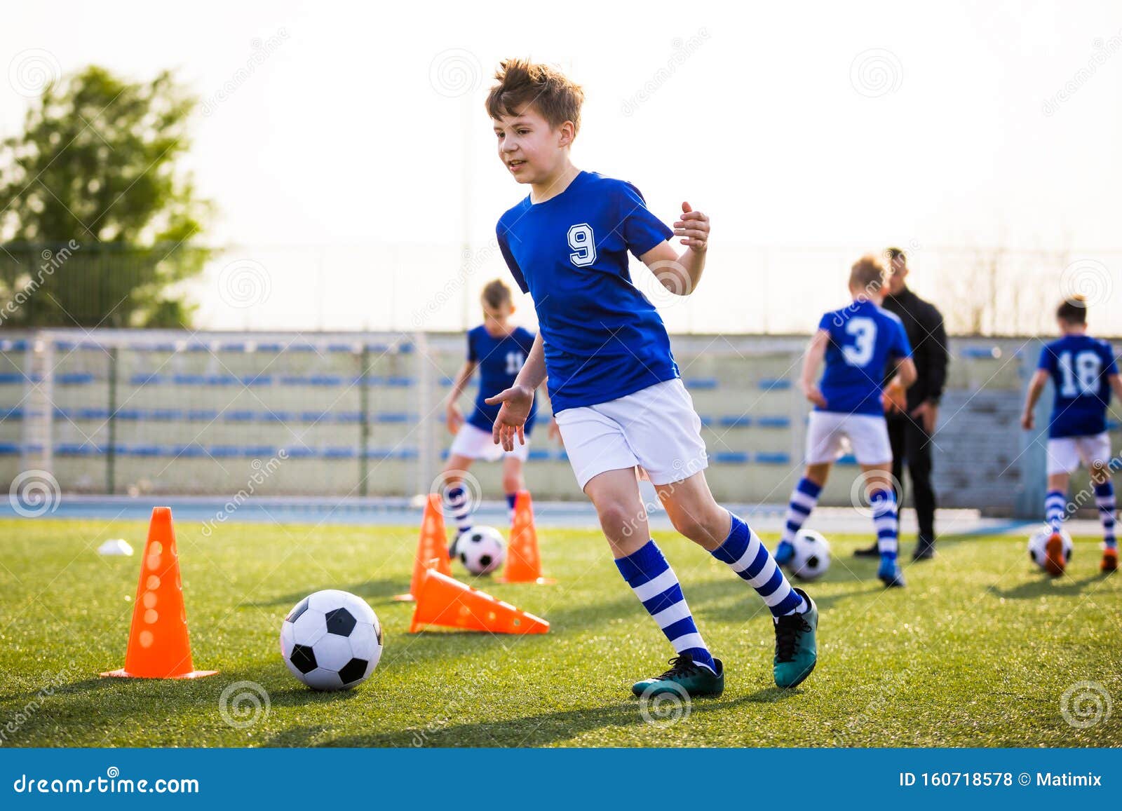 futebol infantil. jogo de bola. crianças na competição esportiva