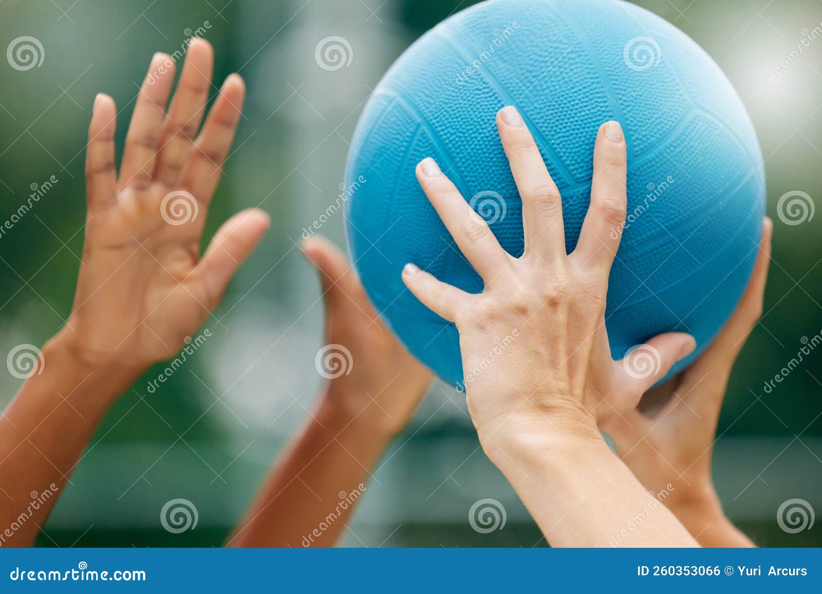 Esporte Netball E Atletas Mãos Com Jogo De Bola E Desafio Num Campo No  Parque Urbano. Esportes Femininos Foto de Stock - Imagem de azul, fêmea:  260353066