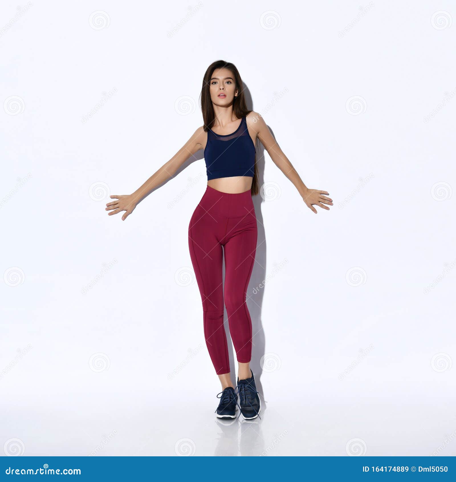 Esportera Corredora Caminando O Corriendo Sobre Fondo Gris Claro Atractiva Chica  Con Ropa Deportiva Moderna Imagen de archivo - Imagen de gimnasio, retrato:  164174889