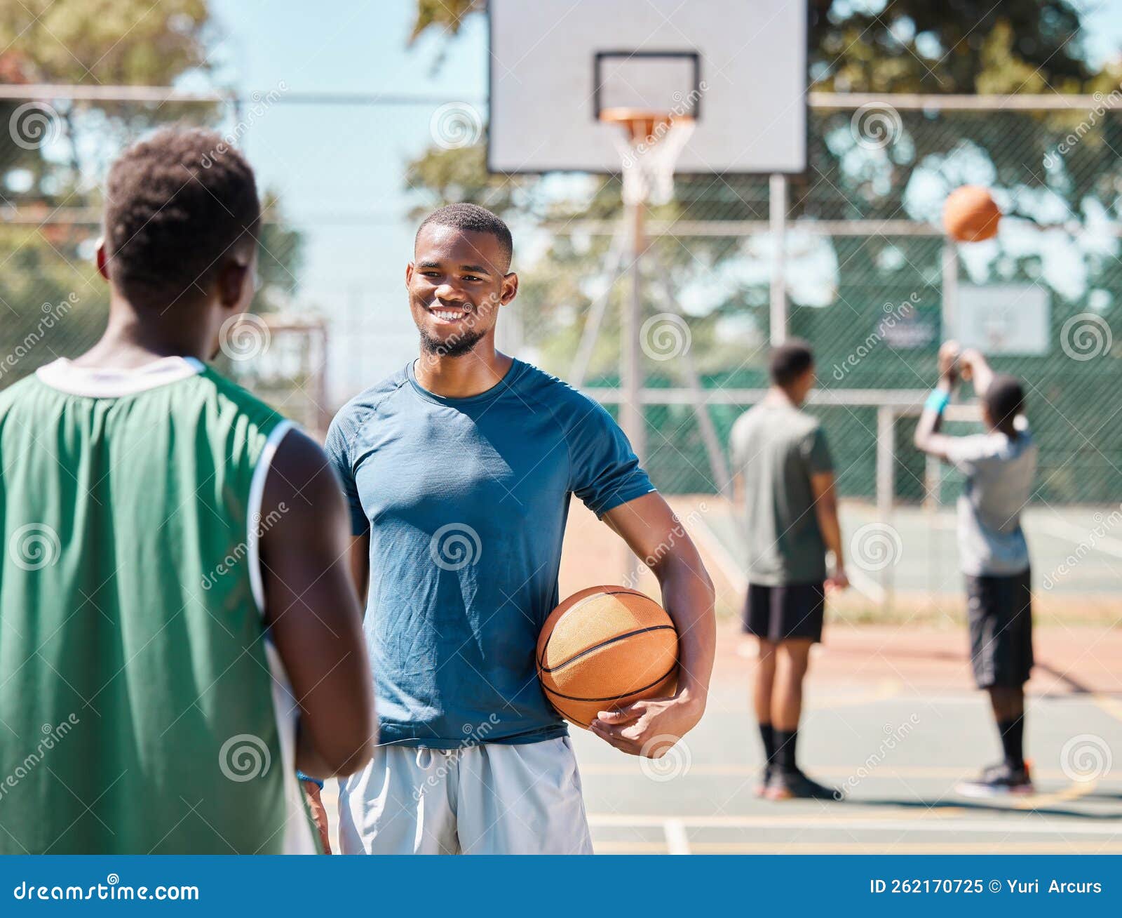 Interracia Idosos Desportistas Jogar Basquete Juntos Parque