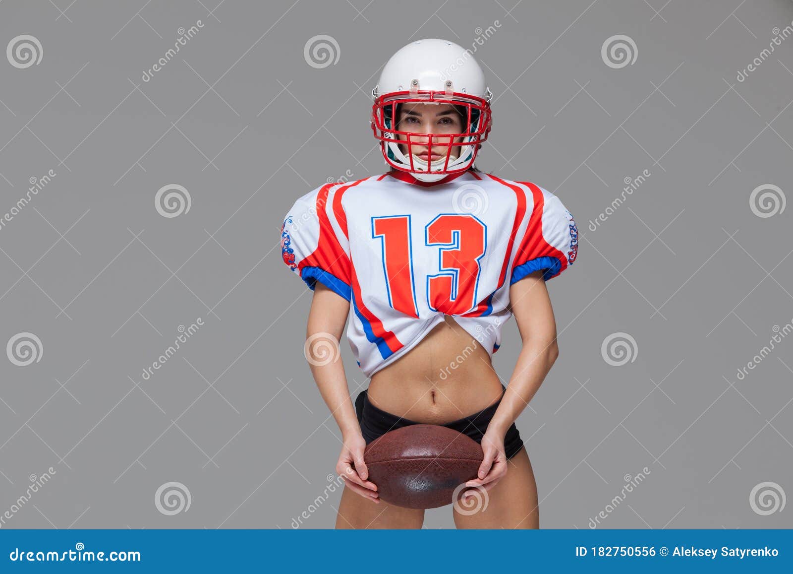 Feminino jogador de futebol americano em uniforme — Fotografias de Stock ©  DmitryPoch #132271496