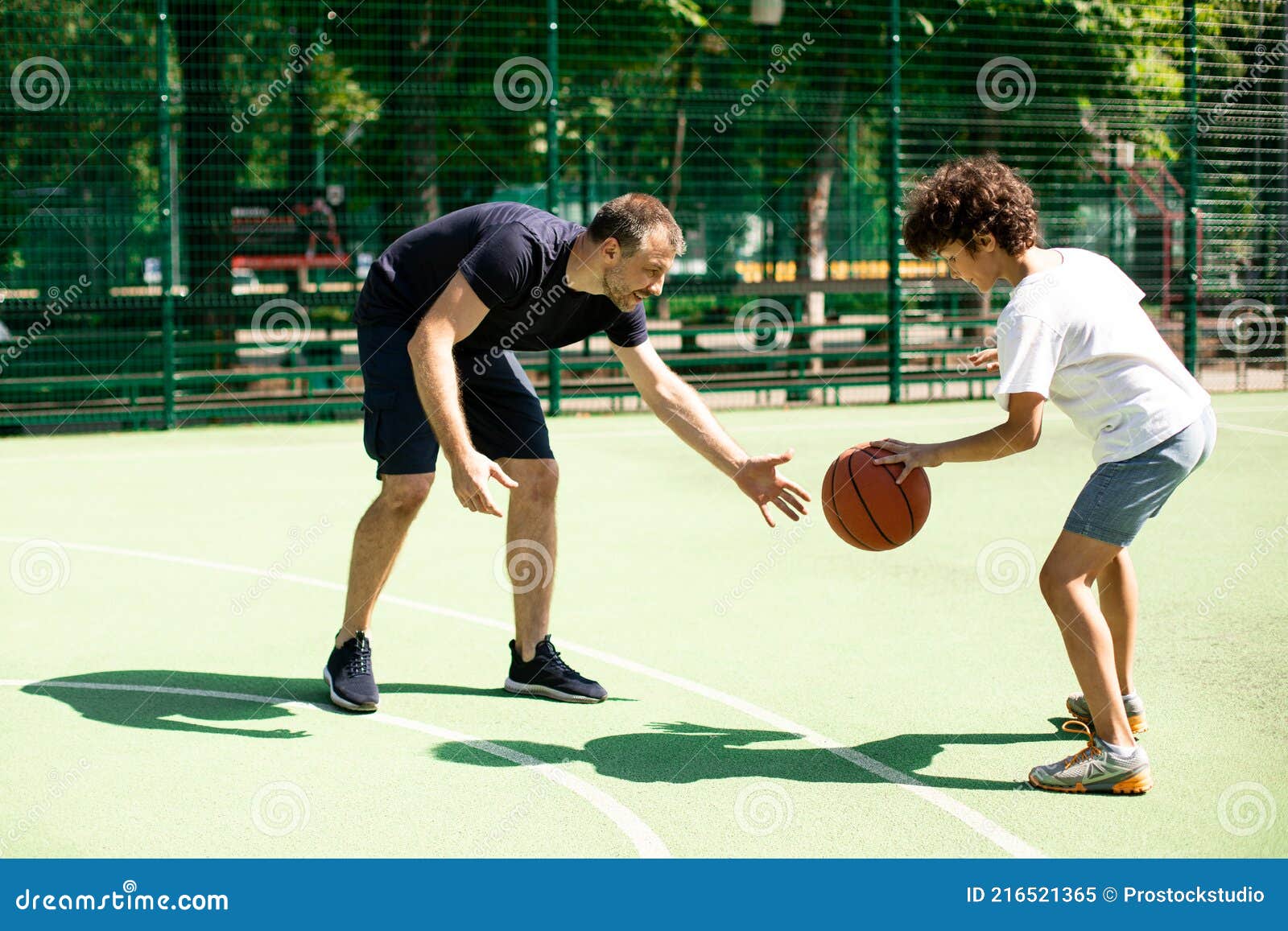 Esportivo Ensinando Garoto a Jogar Basquete Lá Fora Imagem de Stock -  Imagem de divertimento, objetivo: 216521365