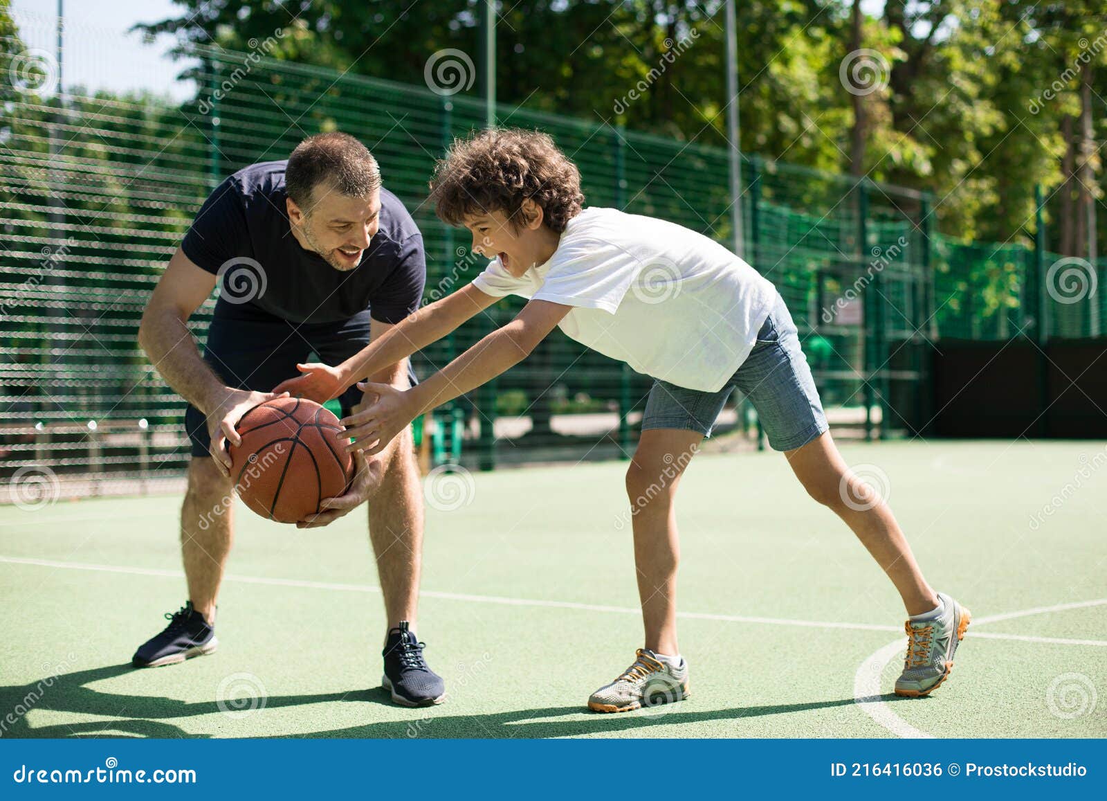 Esportivo Ensinando Garoto a Jogar Basquete Lá Fora Foto de Stock - Imagem  de atividade, objetivo: 216416036