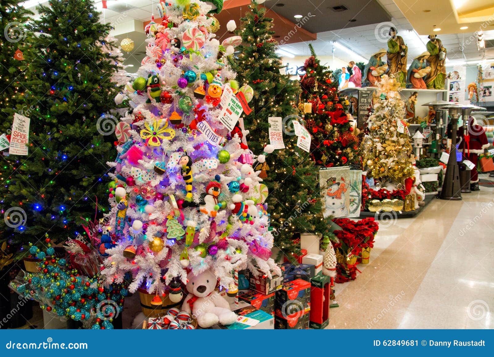 Alberi Di Natale In Vendita.Esposizione Dell Albero Di Festa Di Natale Alla Vendita Al Dettaglio Fotografia Editoriale Immagine Di Filiale Conifera 62849681