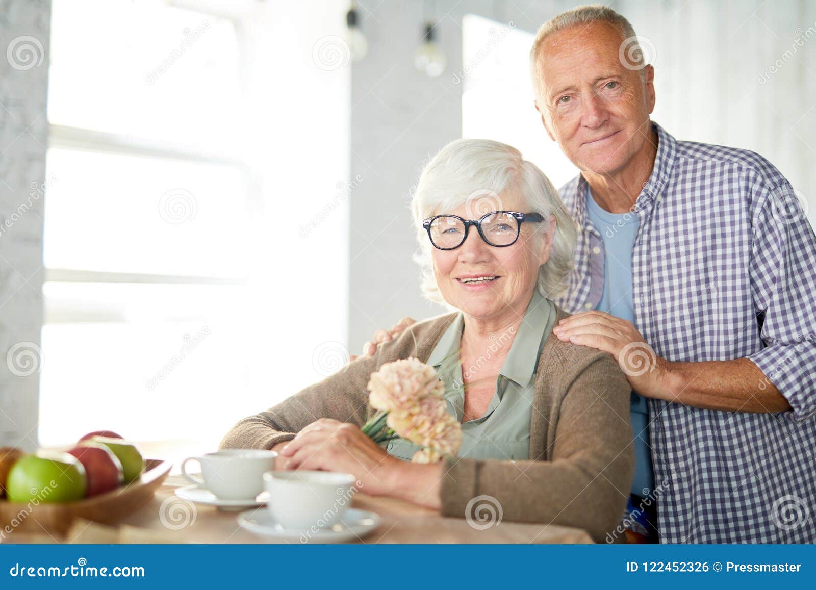 Esposos Felices Foto De Archivo Imagen De Junto Adulto 122452326