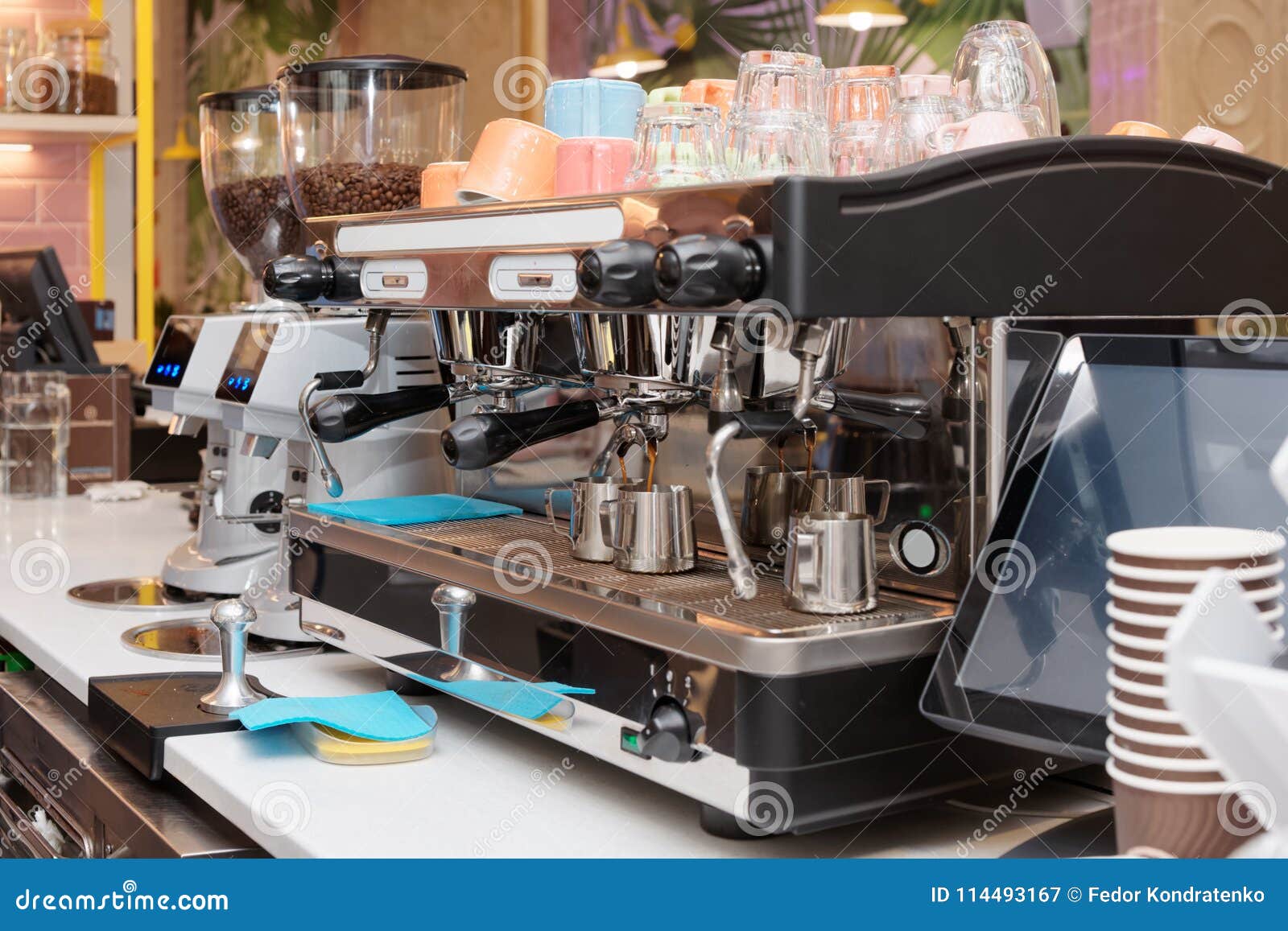 https://thumbs.dreamstime.com/z/espresso-machine-restaurant-bar-espresso-machine-bar-cafe-114493167.jpg