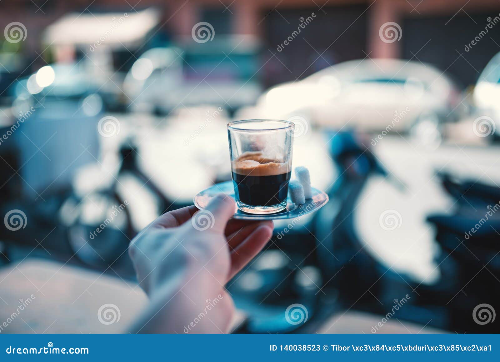 Espresso op de straat in Marrakech - Marokko Mens die een kop van vers houden die coffe op een ijzerplaat wordt gebrouwen met suiker