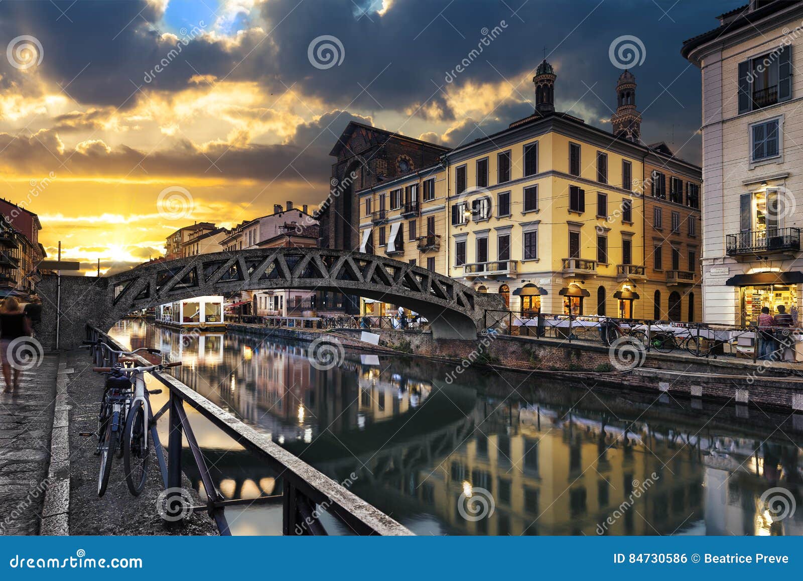 Esprit de Milan. Pont à travers le grand canal de Naviglio à la soirée à Milan, Italie
