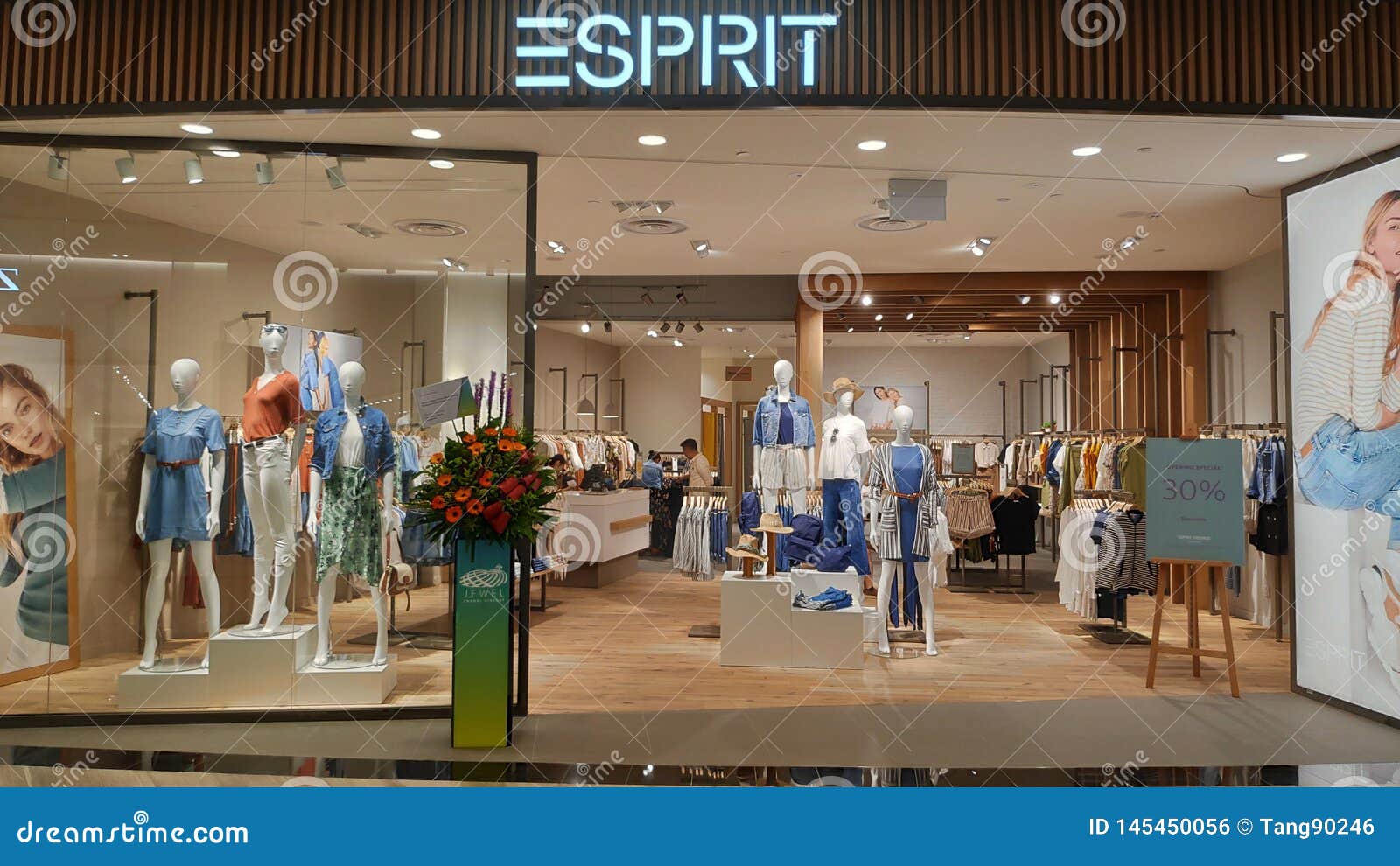 advies fabriek soort ESPRIT-winkel Binnen De Luchthaven Van Jewal Changi in Singapore Wordt  Gevestigd Dat Redactionele Foto - Image of manier, levensstijl: 145450056