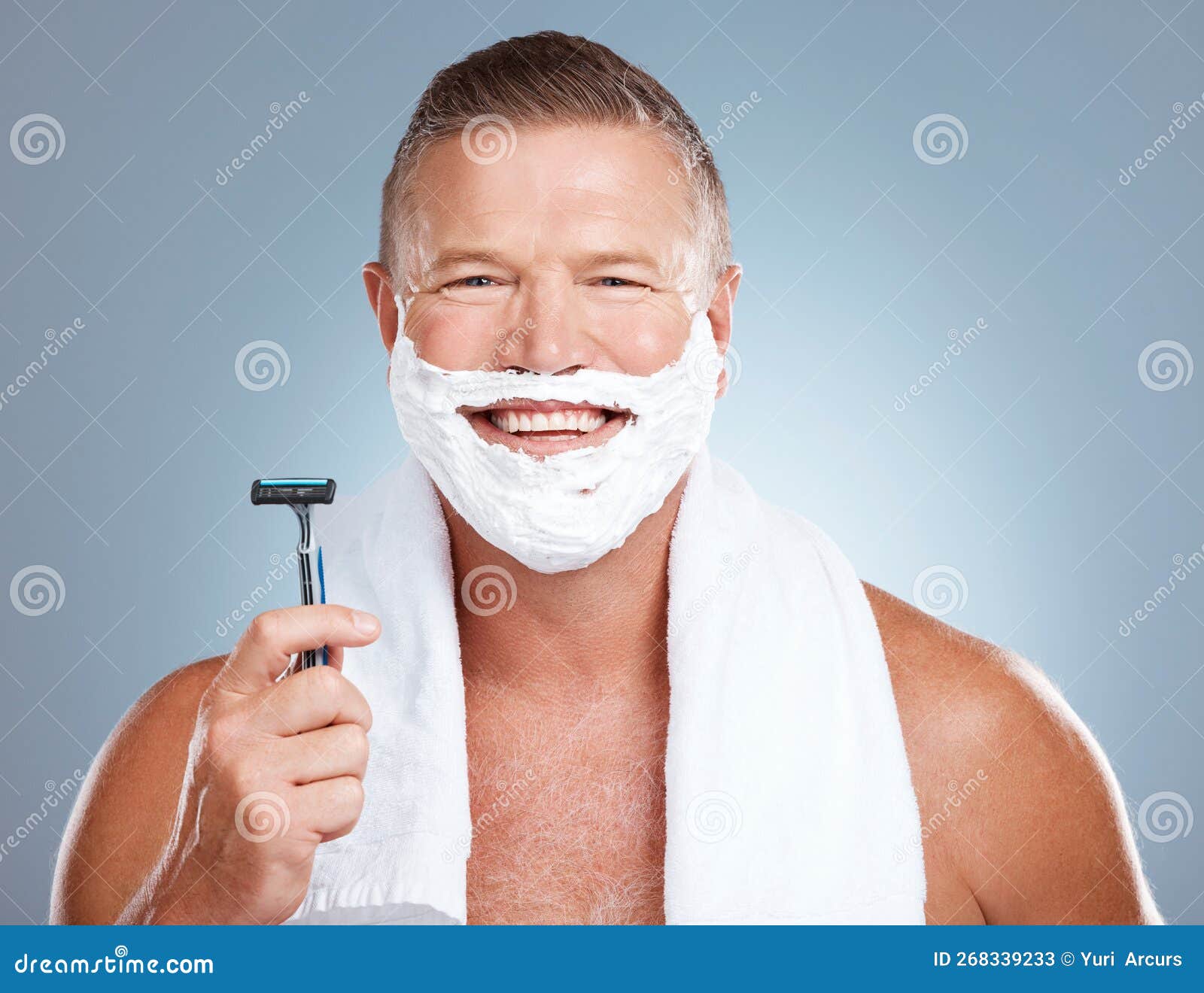 Espuma De Afeitado Hombre Feliz Y Retrato Con Crema Y Navaja Para La  Limpieza De Cara Wellness Y Cuidado De La Piel. De Mañana Y Imagen de  archivo - Imagen de aislado