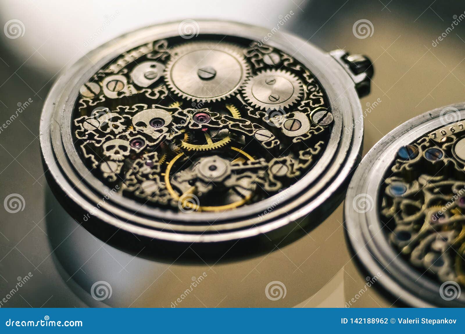 Esqueleto De Los Relojes Bolsillo Mecánicos Antiguos Hechos a Mano Del Vintage, Del Reloj Mecánico Viejo Del Mecanismo, De La Foto de archivo - Imagen de movimiento, retro: 142188962