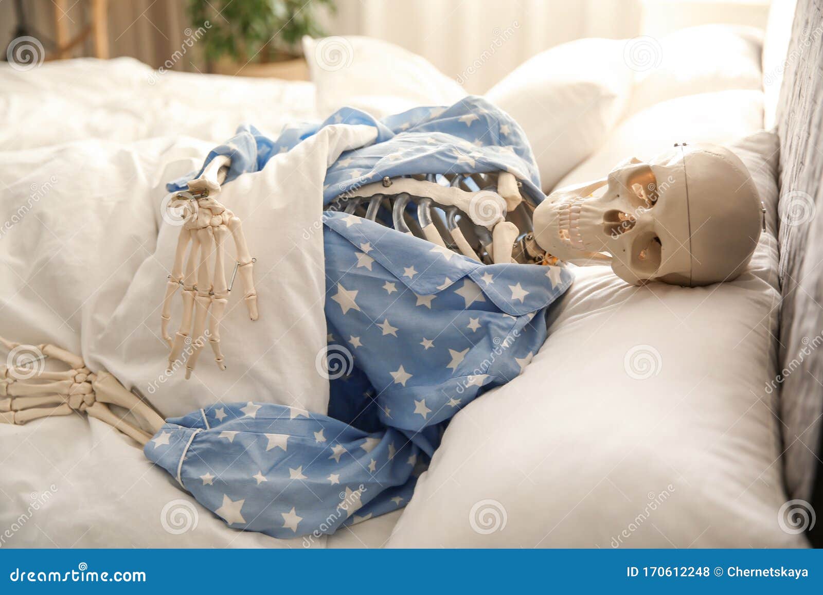 Esqueleto Humano De Pijama Deitado Na Cama Foto de Stock - Imagem de  pijama, roupa: 170612248