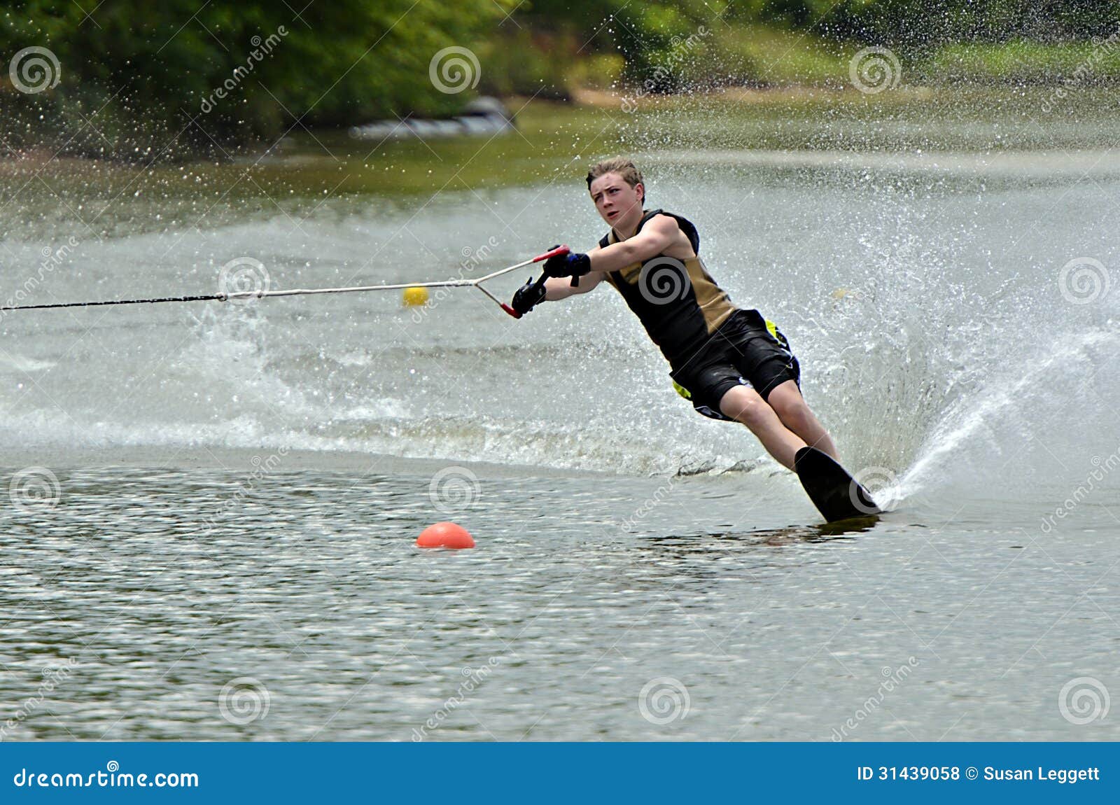 Esquiar Aquático Com Um Rapaz Foto de Stock - Imagem de macho, pessoa:  31439058, image size:1600x1150
