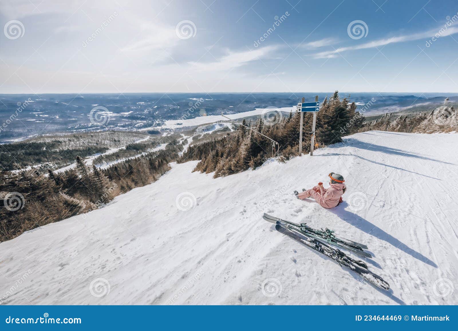 emprender Publicidad Susceptibles a Esquiadora En Esquí Tomando Un Descanso Viendo Asombrosas Vistas Del  Paisaje Natural Invernal Comiendo Una Manzana. Esquí Alpino Imagen de  archivo - Imagen de esquiador, comer: 234644469