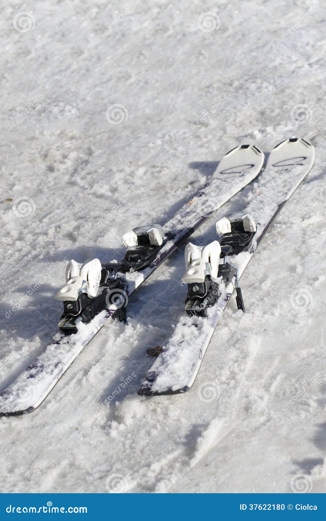 Esquís en nieve foto de archivo. Imagen de equipo, juego 37622180