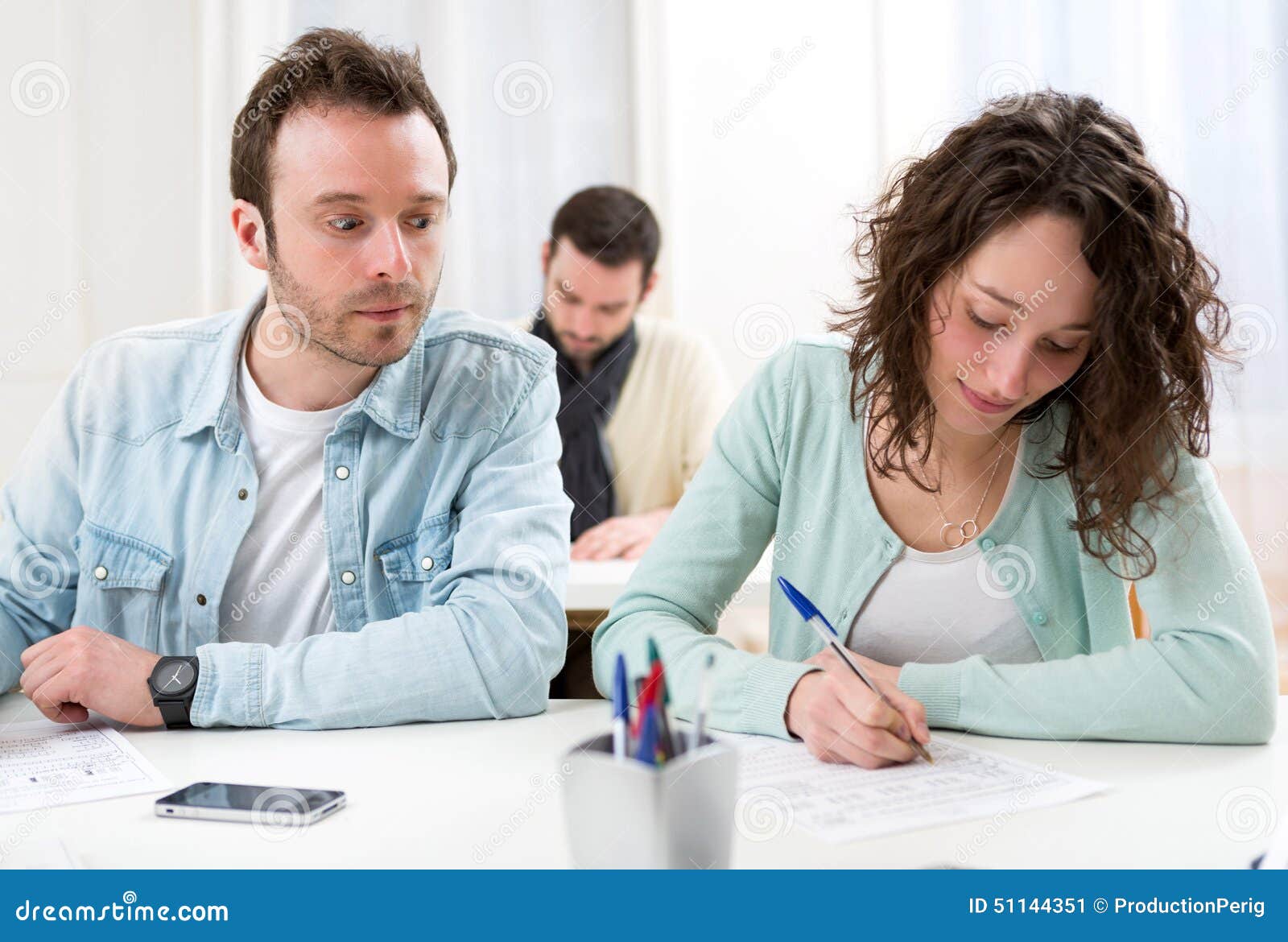 Essai De Camarade De Classe à Tricher Sur Son Voisin Image stock - Image du  classroom, étude: 51144351