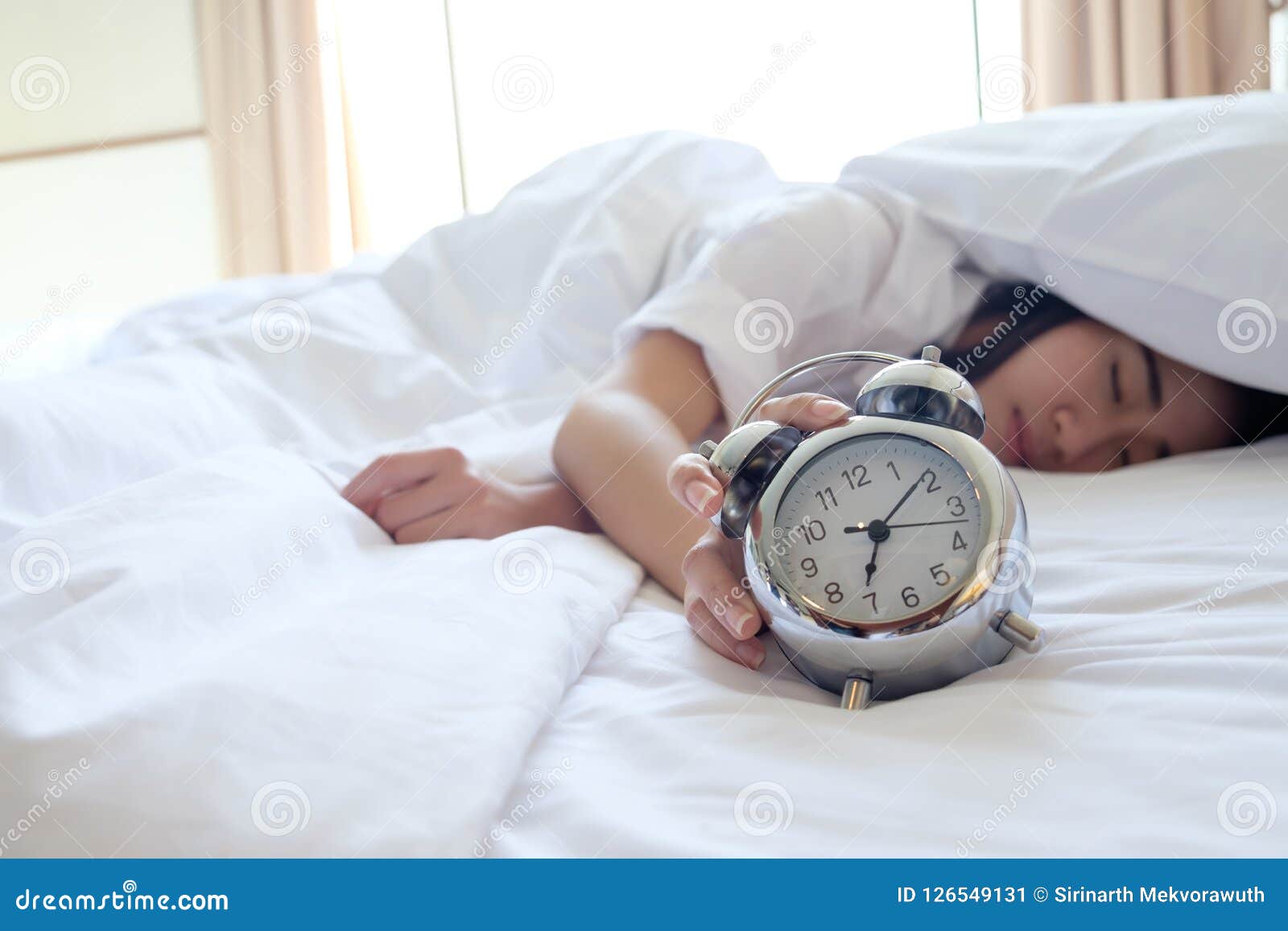 Essai De Se Lever Du Lit Pendant Le Matin Image stock Image du