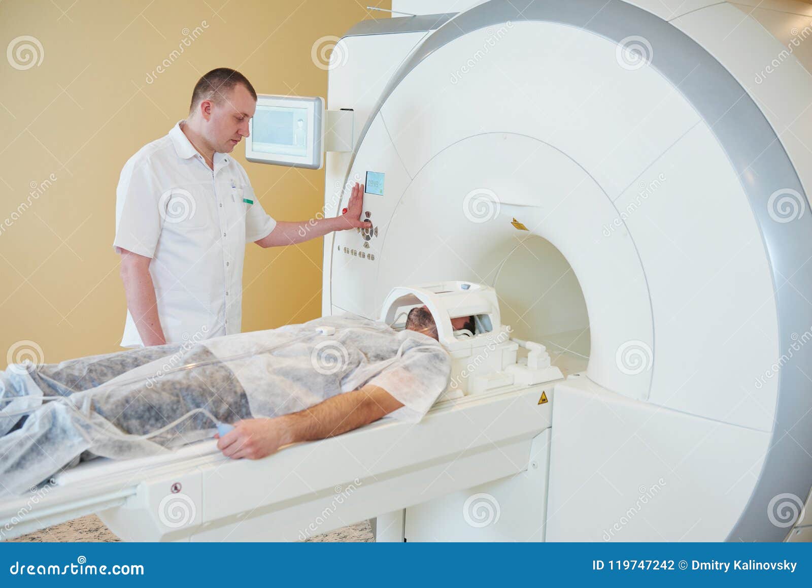 Essai Ou Tomodensitométrie De Balayage D'IRM Dans L'hôpital Photo stock