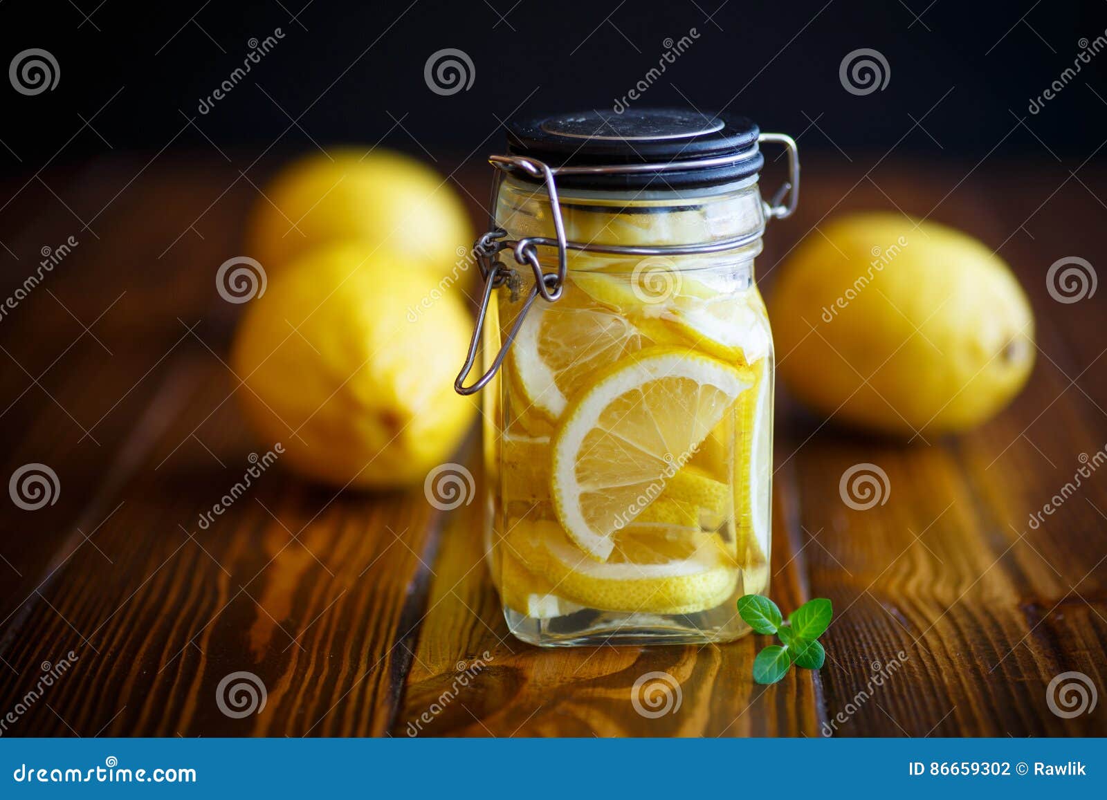 In Essig Eingelegte Zitronen Im Zuckersirup Stockfoto - Bild von ...