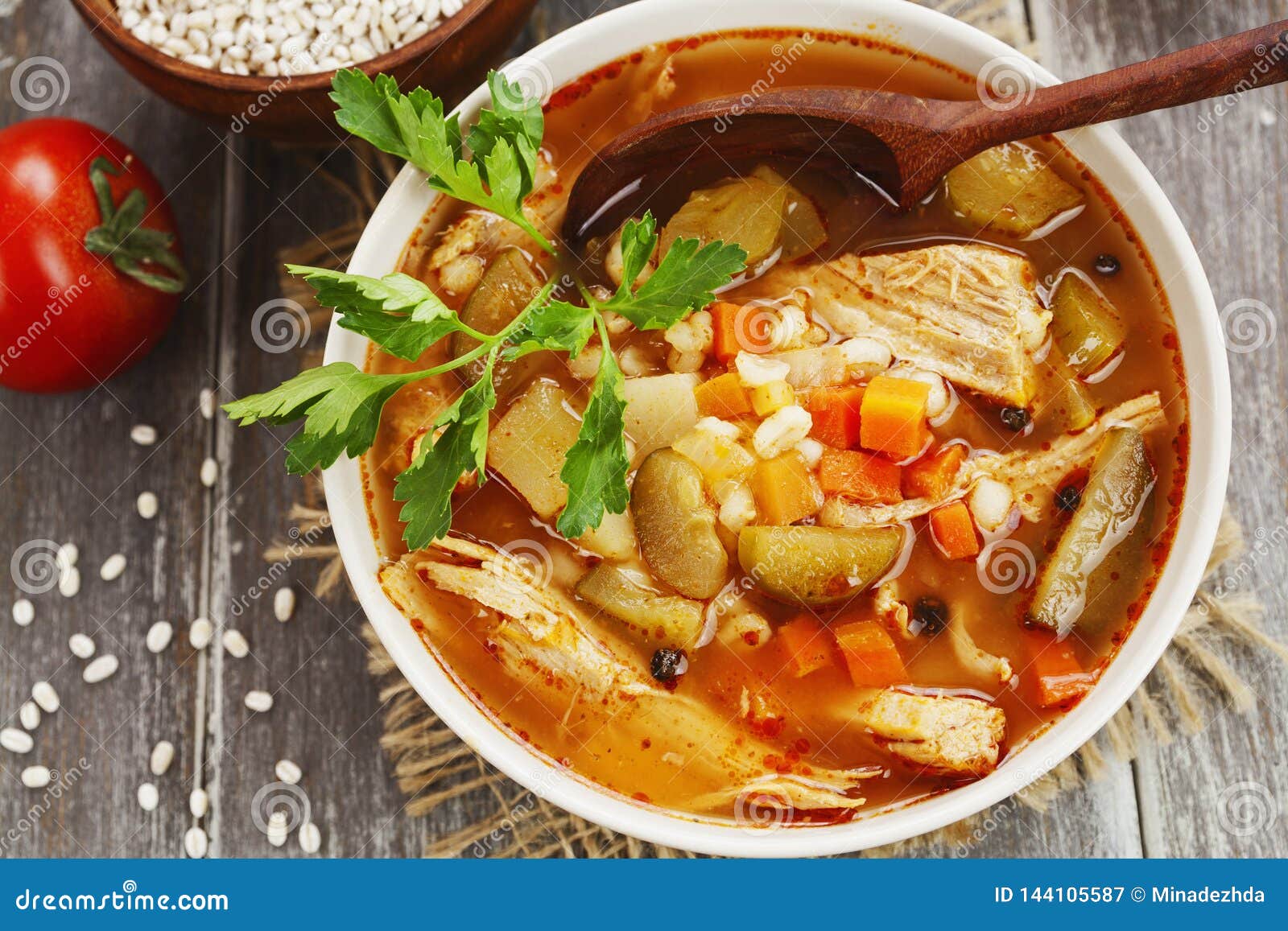 Essiggurkensuppe Mit Fleisch Stockbild - Bild von teller, brot: 144105587