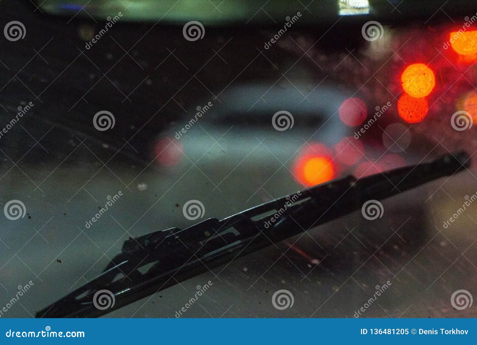 Essuie-glace à L'intérieur De La Voiture Sur Un Pare-brise Rayé Sale,  Saison De Pluie, La Nuit Les Milieux Avant Et Arrières Sont Image stock -  Image du visibilité, piloter: 136481205