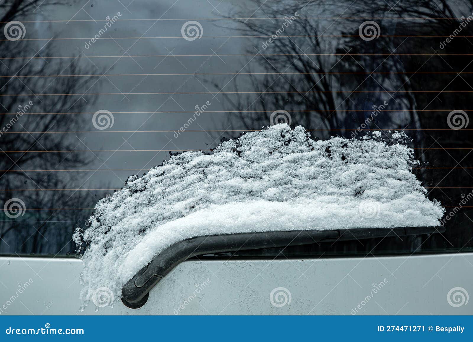 Essuie-glace De La Fenêtre Arrière D'une Voiture Recouverte D'une Couche De  Neige . Image stock - Image du snowfall, blizzard: 274471271