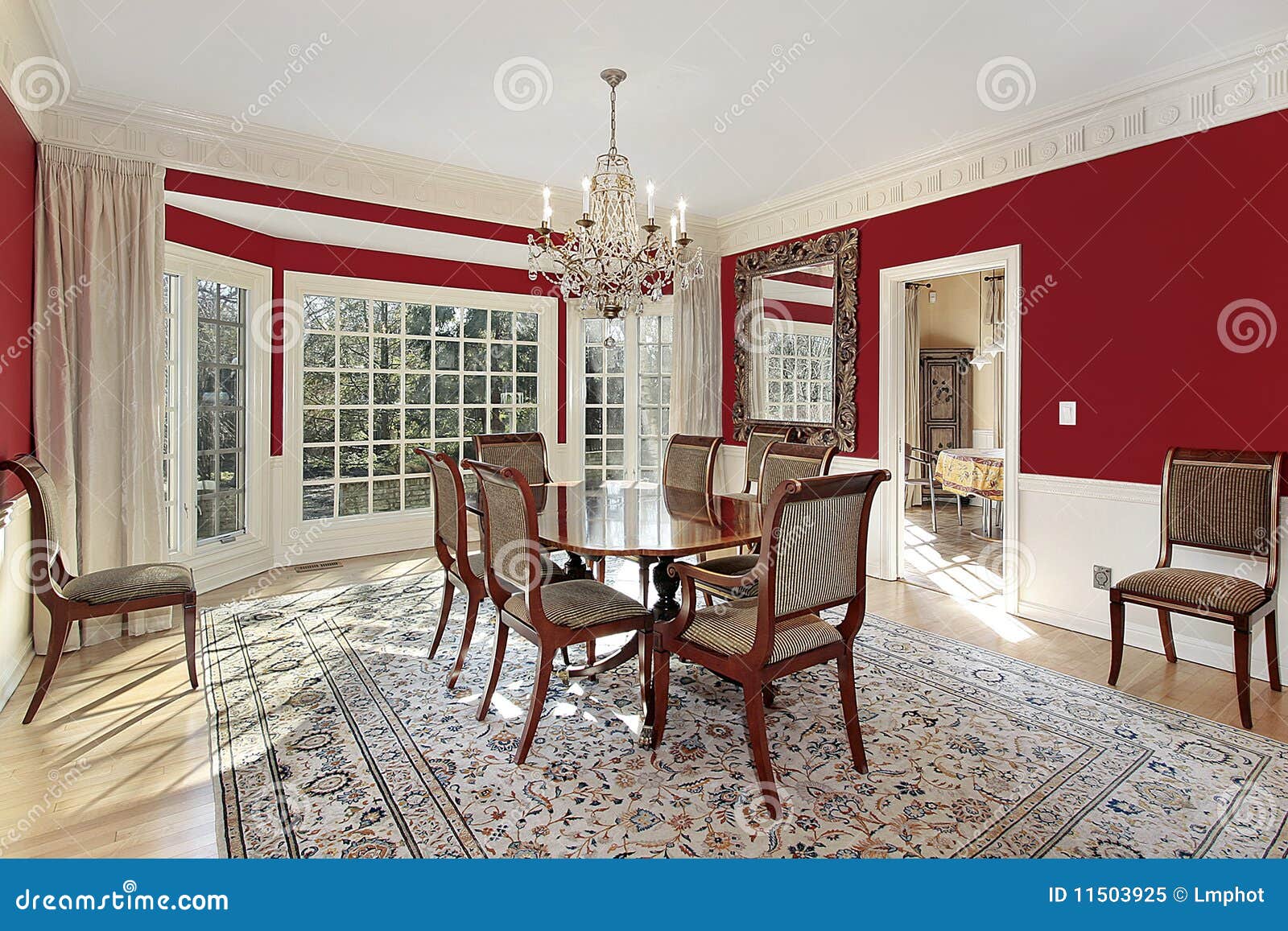 Esszimmer mit roten Wänden stockbild. Bild von einrichtungen - 11503925