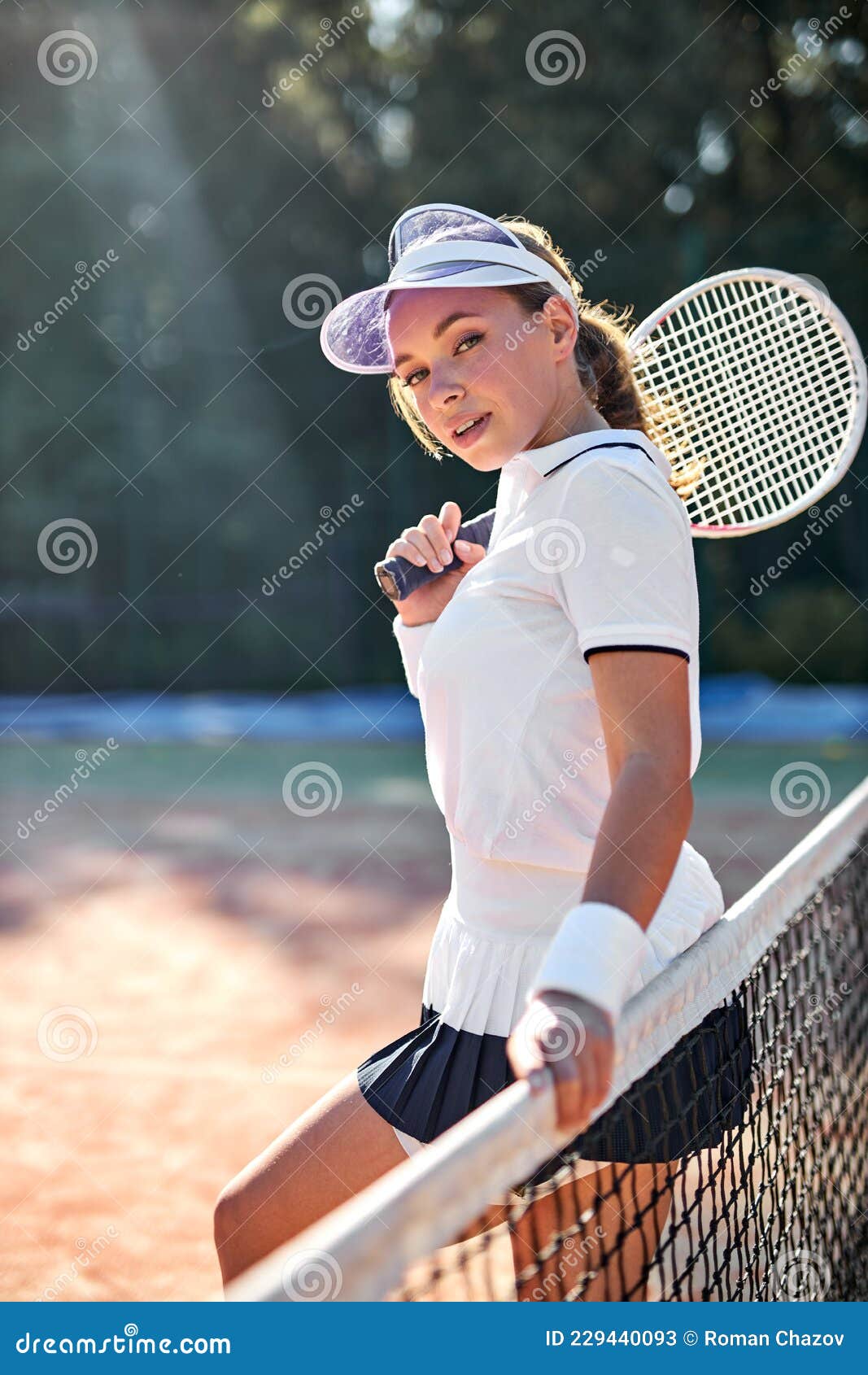 Está Listo Para Jugar. Retrato De Una Mujer Sexy En Ropa Sosteniendo Raqueta De Tenis Imagen de archivo - Imagen de mano, 229440093