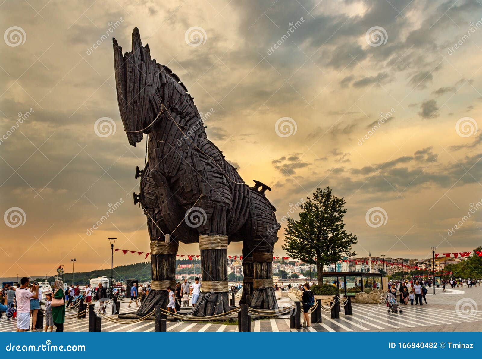 Estátua De Cavalo De Troia De Madeira Simbólica No Centro Da