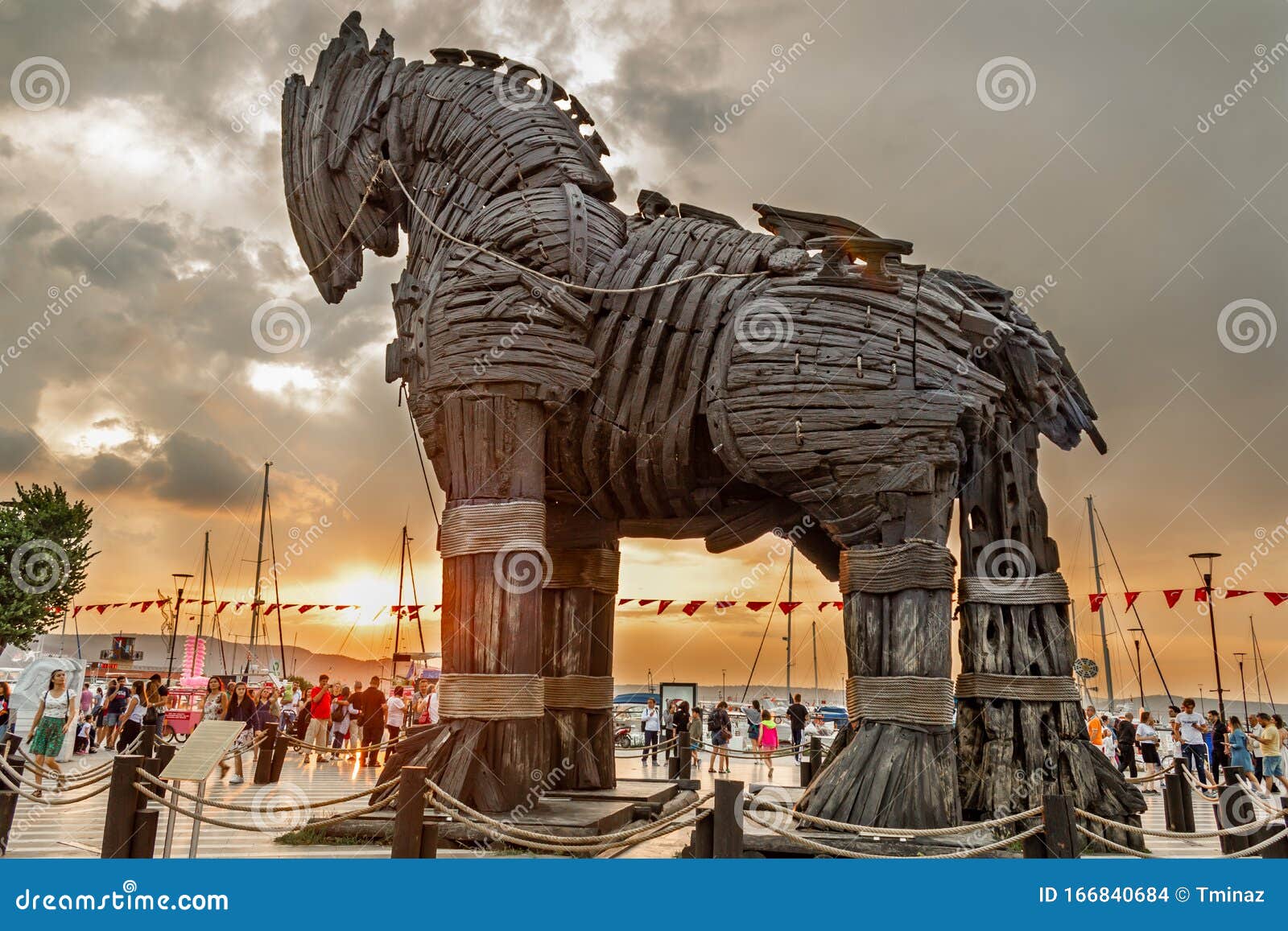 Estátua De Cavalo De Troia De Madeira Simbólica No Centro Da