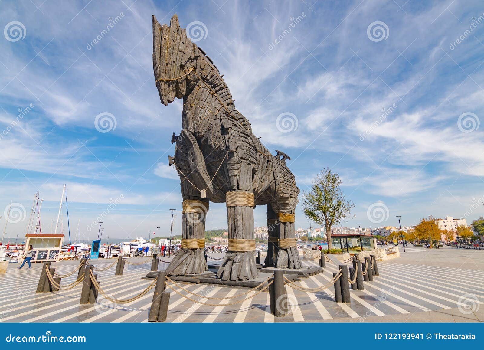 Estátua De Cavalo De Troia De Madeira Simbólica No Centro Da