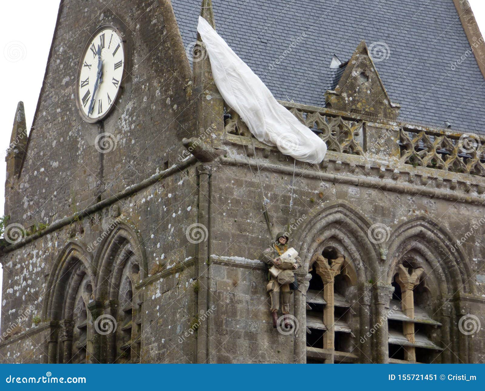 Estudio Paraquedista Dos Eua Pendurado Na Torre Da Igreja Para Recordar As ª Operacoes Aereas De Divisao Que Comecam Os Desemb Foto Editorial Imagem De Memorial Gota