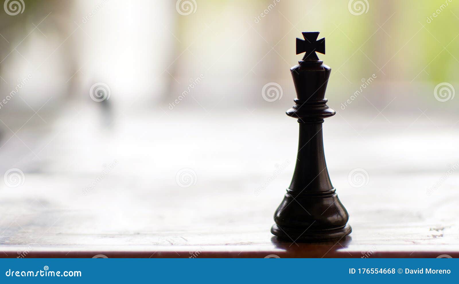 A peça de xadrez do rei dourado sozinha no tabuleiro de xadrez em