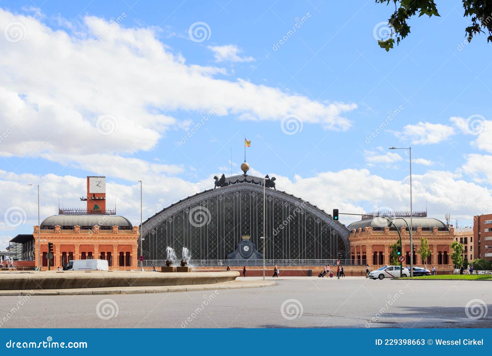 Vista De Trás De Um Peão Que Atravessa Andaimes No Estaleiro Do Metro De  Viena Imagem de Stock Editorial - Imagem de industrial, andaime: 265408974