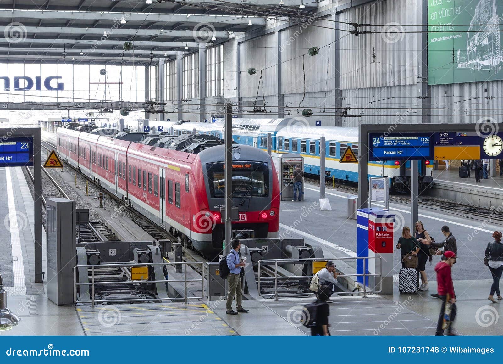 Retirada Solicitud eficientemente Estación De Tren En Munich, Baviera Foto de archivo editorial - Imagen de  europeo, carril: 107231748