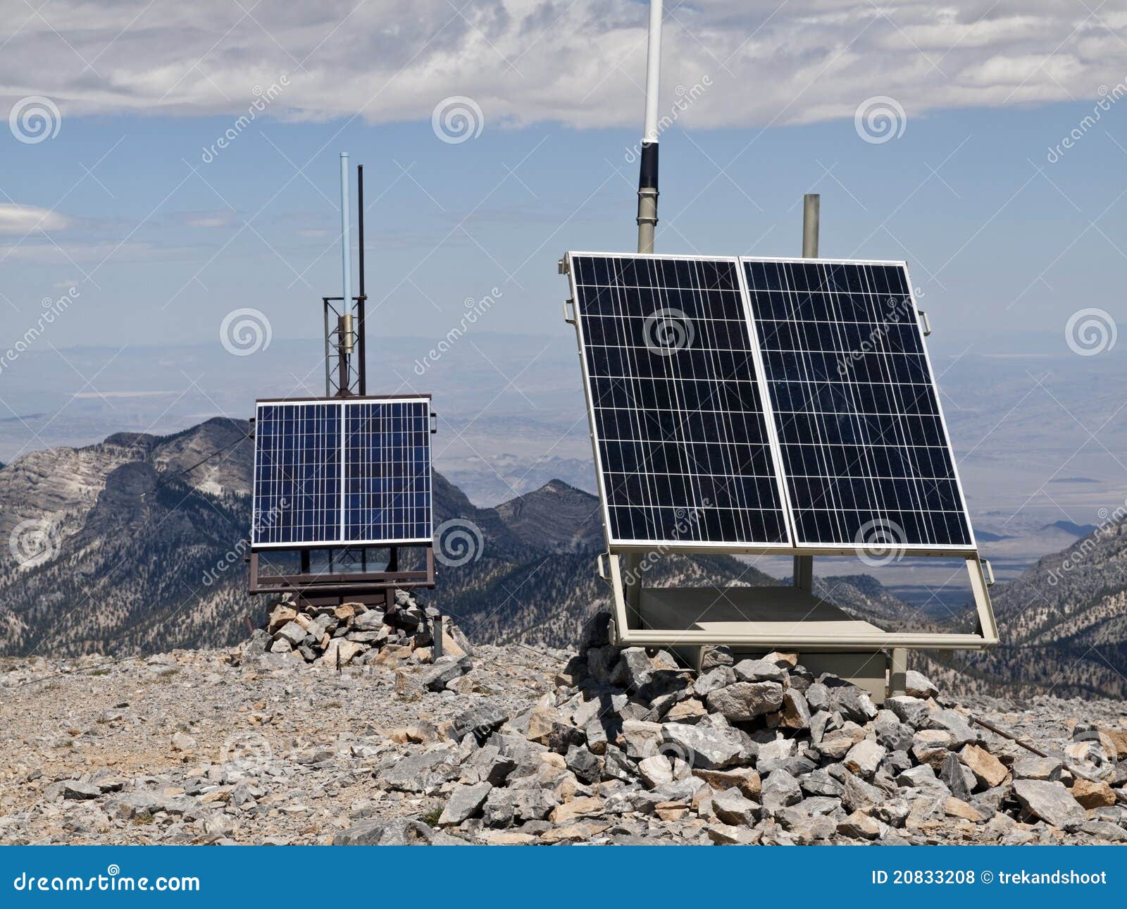 Estación Meteorológica Solar Máxima Del Desierto Foto de archivo - Imagen  de potencia, pico: 20833208