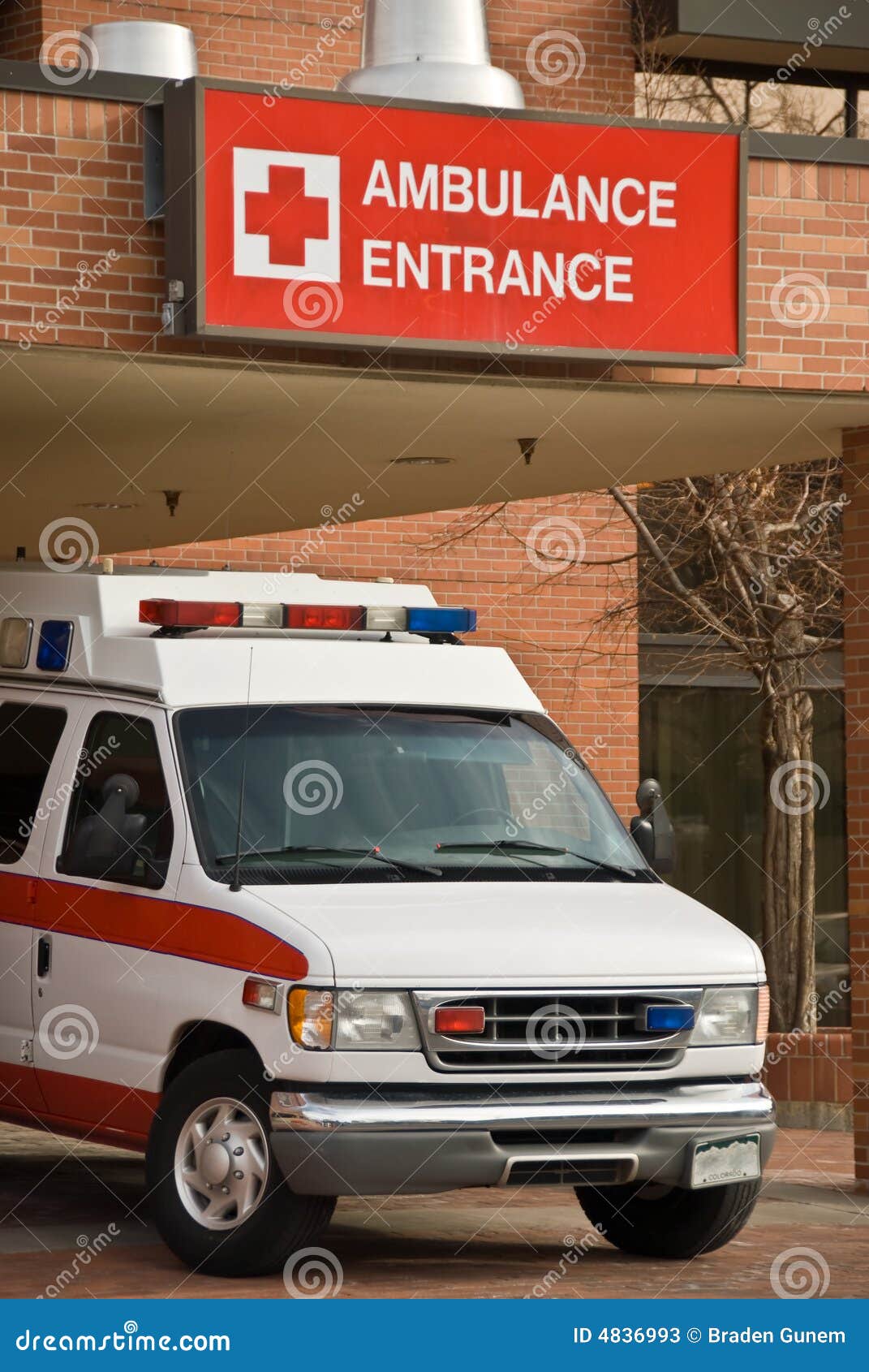 Estacionamiento De La Ambulancia Fotos de archivo Imagen 4836993